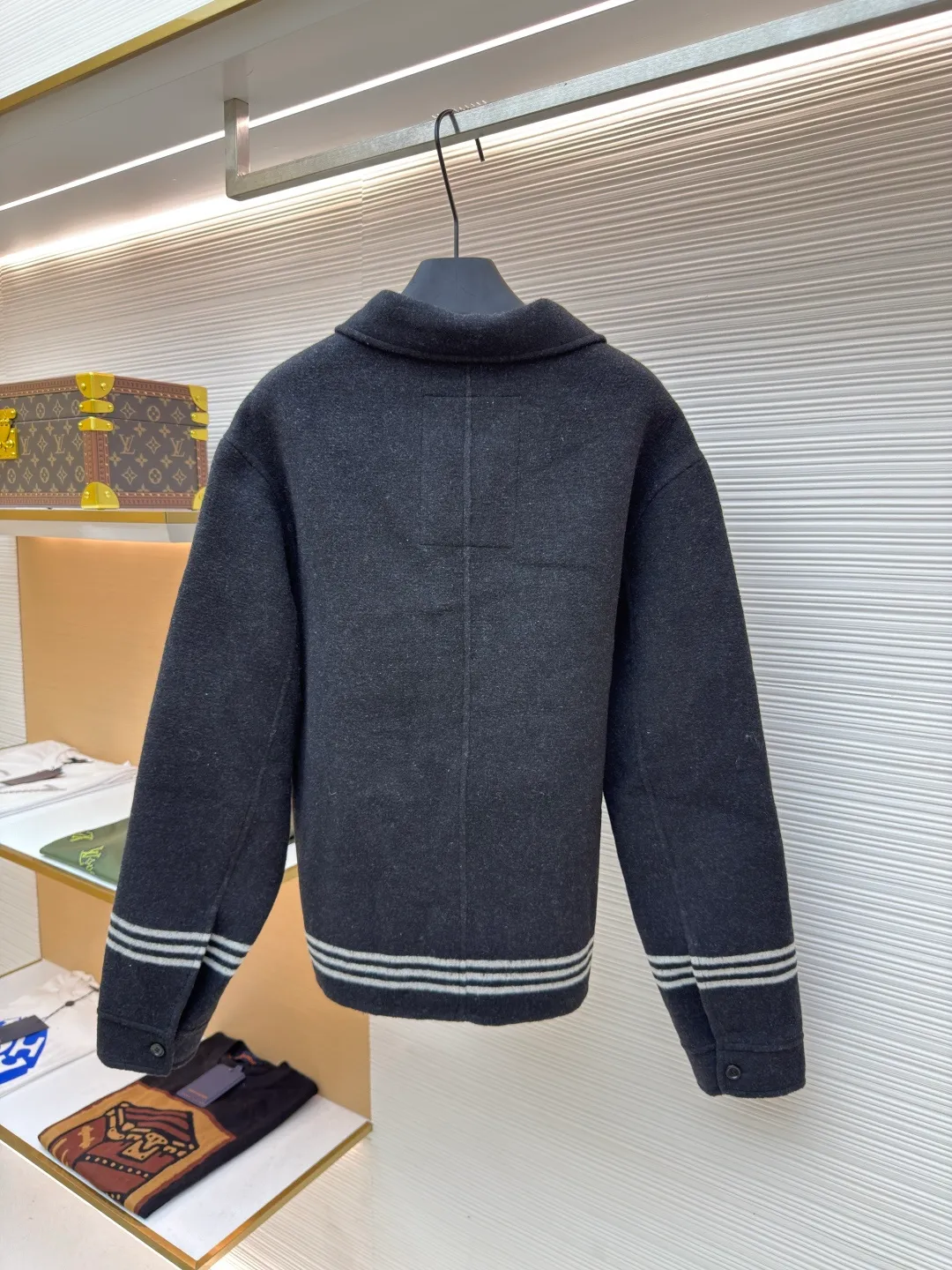 BURBERRY war horse yarn-dyed double-sided nylon jacket ●Original version: Purchased and developed for 16900 ●Item number: 1680726-E20 ●Fabric: wool fabric ●Technology: jacquard production ●Version: fitted version ●Weight: about 980 grams ●Size: XS-S-M-L ●Description: Made of yarn-dyed jacquard double-sided nylon fabric, 50% wool content, 16-count open-end spinning yarn, custom-dyed with dark floral gray yarn for bulk fabrics, purely manual pattern weaving, yarn-dyed jacquard pan head, two times of pattern making to test the war horse pattern size shrinkage, high Rapid rapier woven green embryo, striped fabric + war horse front panel with two patterns. The embryo fabric is finished using needle nipping and shrinking process. Later, it is washed and sheared to shape the finished fabric. The front panel is cut in the war horse pattern, and the front and rear panel stripes are horizontally aligned. The matching horn material is engraved with letters and hand-stitched buttons. The overall wiring is straight and delicate, the fabric is comfortable and soft, the color is consistent and there is no color difference, it can be matched with the same style to create a fashionable look, and can be used in various occasions, customized accessories, complete with three standards, the same style for men and women!