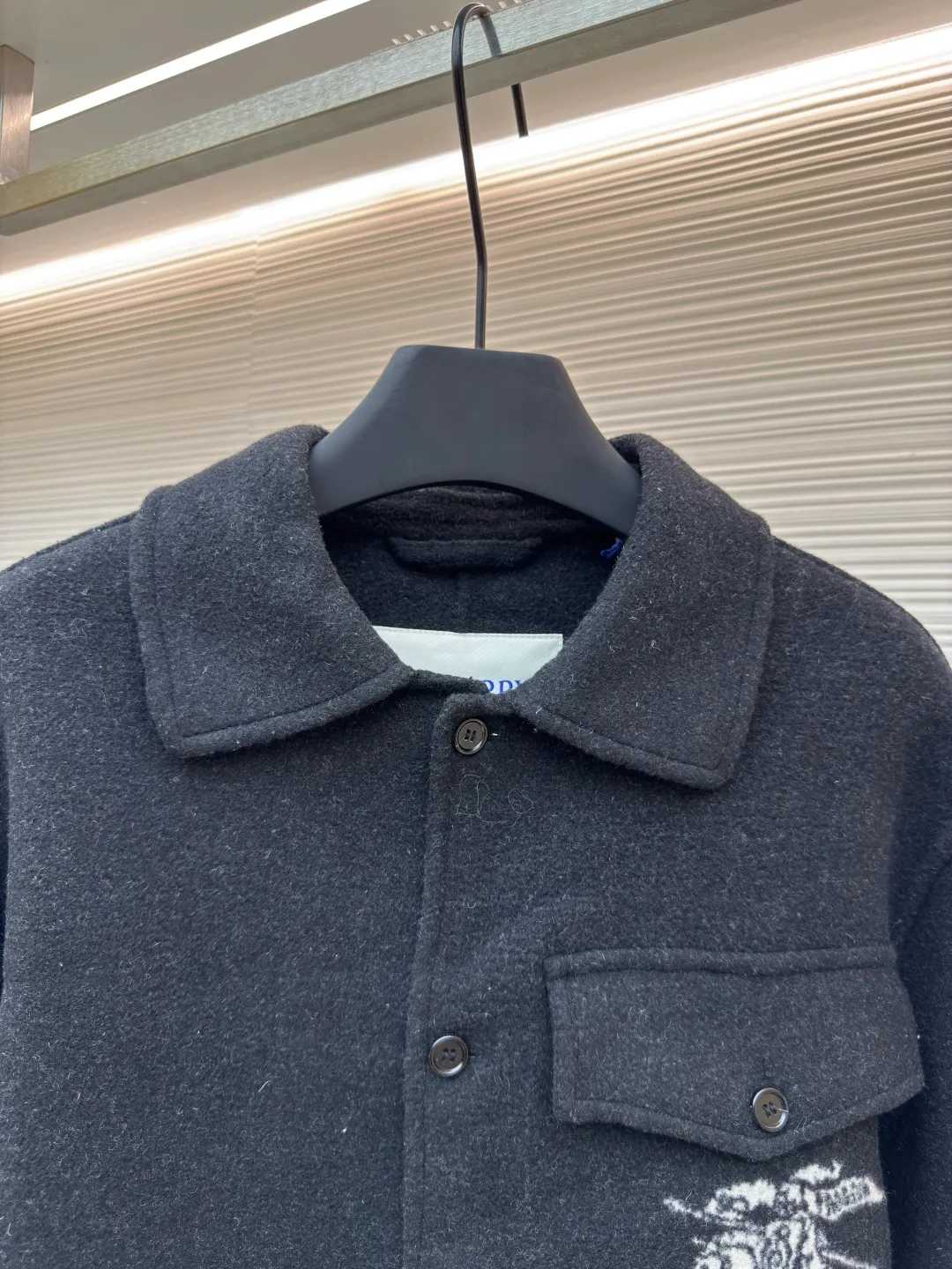 BURBERRY war horse yarn-dyed double-sided nylon jacket ●Original version: Purchased and developed for 16900 ●Item number: 1680726-E20 ●Fabric: wool fabric ●Technology: jacquard production ●Version: fitted version ●Weight: about 980 grams ●Size: XS-S-M-L ●Description: Made of yarn-dyed jacquard double-sided nylon fabric, 50% wool content, 16-count open-end spinning yarn, custom-dyed with dark floral gray yarn for bulk fabrics, purely manual pattern weaving, yarn-dyed jacquard pan head, two times of pattern making to test the war horse pattern size shrinkage, high Rapid rapier woven green embryo, striped fabric + war horse front panel with two patterns. The embryo fabric is finished using needle nipping and shrinking process. Later, it is washed and sheared to shape the finished fabric. The front panel is cut in the war horse pattern, and the front and rear panel stripes are horizontally aligned. The matching horn material is engraved with letters and hand-stitched buttons. The overall wiring is straight and delicate, the fabric is comfortable and soft, the color is consistent and there is no color difference, it can be matched with the same style to create a fashionable look, and can be used in various occasions, customized accessories, complete with three standards, the same style for men and women!