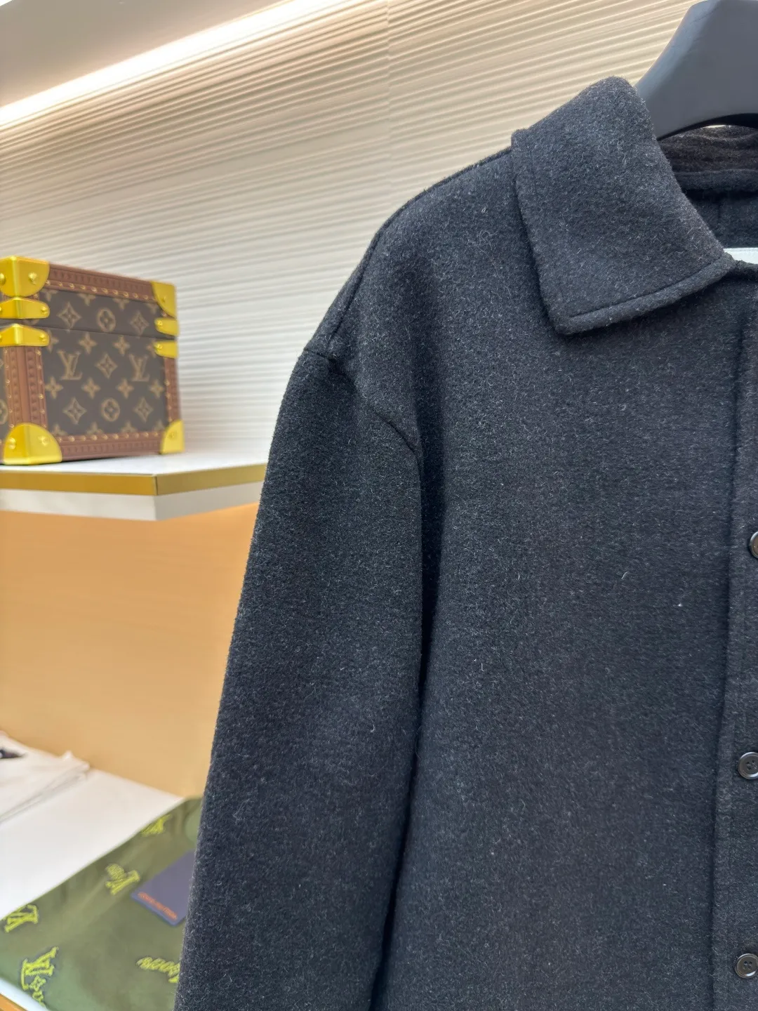 BURBERRY war horse yarn-dyed double-sided nylon jacket ●Original version: Purchased and developed for 16900 ●Item number: 1680726-E20 ●Fabric: wool fabric ●Technology: jacquard production ●Version: fitted version ●Weight: about 980 grams ●Size: XS-S-M-L ●Description: Made of yarn-dyed jacquard double-sided nylon fabric, 50% wool content, 16-count open-end spinning yarn, custom-dyed with dark floral gray yarn for bulk fabrics, purely manual pattern weaving, yarn-dyed jacquard pan head, two times of pattern making to test the war horse pattern size shrinkage, high Rapid rapier woven green embryo, striped fabric + war horse front panel with two patterns. The embryo fabric is finished using needle nipping and shrinking process. Later, it is washed and sheared to shape the finished fabric. The front panel is cut in the war horse pattern, and the front and rear panel stripes are horizontally aligned. The matching horn material is engraved with letters and hand-stitched buttons. The overall wiring is straight and delicate, the fabric is comfortable and soft, the color is consistent and there is no color difference, it can be matched with the same style to create a fashionable look, and can be used in various occasions, customized accessories, complete with three standards, the same style for men and women!