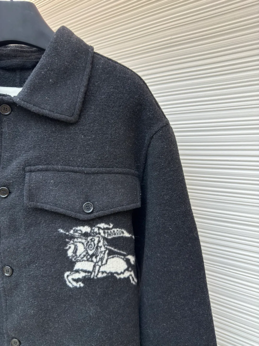 BURBERRY war horse yarn-dyed double-sided nylon jacket ●Original version: Purchased and developed for 16900 ●Item number: 1680726-E20 ●Fabric: wool fabric ●Technology: jacquard production ●Version: fitted version ●Weight: about 980 grams ●Size: XS-S-M-L ●Description: Made of yarn-dyed jacquard double-sided nylon fabric, 50% wool content, 16-count open-end spinning yarn, custom-dyed with dark floral gray yarn for bulk fabrics, purely manual pattern weaving, yarn-dyed jacquard pan head, two times of pattern making to test the war horse pattern size shrinkage, high Rapid rapier woven green embryo, striped fabric + war horse front panel with two patterns. The embryo fabric is finished using needle nipping and shrinking process. Later, it is washed and sheared to shape the finished fabric. The front panel is cut in the war horse pattern, and the front and rear panel stripes are horizontally aligned. The matching horn material is engraved with letters and hand-stitched buttons. The overall wiring is straight and delicate, the fabric is comfortable and soft, the color is consistent and there is no color difference, it can be matched with the same style to create a fashionable look, and can be used in various occasions, customized accessories, complete with three standards, the same style for men and women!