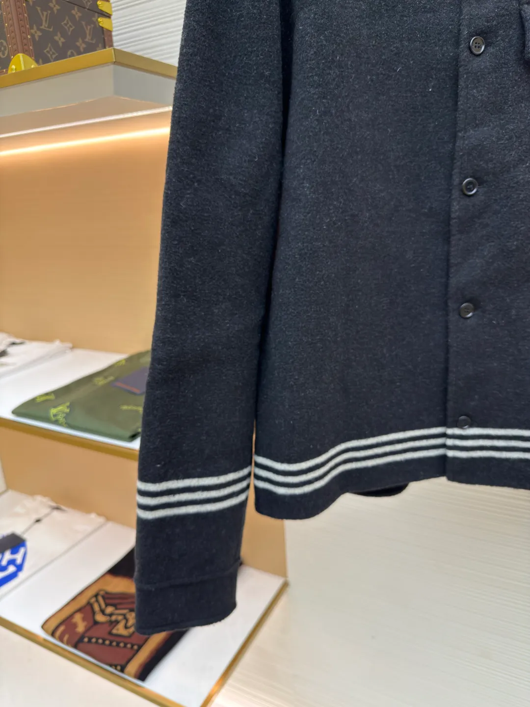 BURBERRY war horse yarn-dyed double-sided nylon jacket ●Original version: Purchased and developed for 16900 ●Item number: 1680726-E20 ●Fabric: wool fabric ●Technology: jacquard production ●Version: fitted version ●Weight: about 980 grams ●Size: XS-S-M-L ●Description: Made of yarn-dyed jacquard double-sided nylon fabric, 50% wool content, 16-count open-end spinning yarn, custom-dyed with dark floral gray yarn for bulk fabrics, purely manual pattern weaving, yarn-dyed jacquard pan head, two times of pattern making to test the war horse pattern size shrinkage, high Rapid rapier woven green embryo, striped fabric + war horse front panel with two patterns. The embryo fabric is finished using needle nipping and shrinking process. Later, it is washed and sheared to shape the finished fabric. The front panel is cut in the war horse pattern, and the front and rear panel stripes are horizontally aligned. The matching horn material is engraved with letters and hand-stitched buttons. The overall wiring is straight and delicate, the fabric is comfortable and soft, the color is consistent and there is no color difference, it can be matched with the same style to create a fashionable look, and can be used in various occasions, customized accessories, complete with three standards, the same style for men and women!