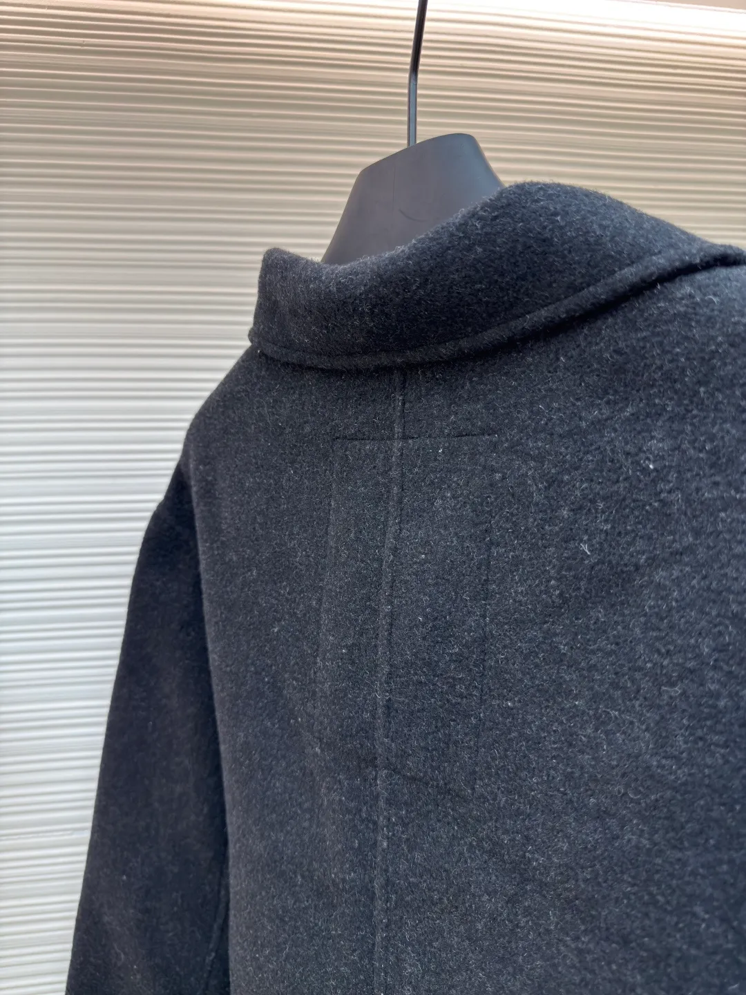 BURBERRY war horse yarn-dyed double-sided nylon jacket ●Original version: Purchased and developed for 16900 ●Item number: 1680726-E20 ●Fabric: wool fabric ●Technology: jacquard production ●Version: fitted version ●Weight: about 980 grams ●Size: XS-S-M-L ●Description: Made of yarn-dyed jacquard double-sided nylon fabric, 50% wool content, 16-count open-end spinning yarn, custom-dyed with dark floral gray yarn for bulk fabrics, purely manual pattern weaving, yarn-dyed jacquard pan head, two times of pattern making to test the war horse pattern size shrinkage, high Rapid rapier woven green embryo, striped fabric + war horse front panel with two patterns. The embryo fabric is finished using needle nipping and shrinking process. Later, it is washed and sheared to shape the finished fabric. The front panel is cut in the war horse pattern, and the front and rear panel stripes are horizontally aligned. The matching horn material is engraved with letters and hand-stitched buttons. The overall wiring is straight and delicate, the fabric is comfortable and soft, the color is consistent and there is no color difference, it can be matched with the same style to create a fashionable look, and can be used in various occasions, customized accessories, complete with three standards, the same style for men and women!