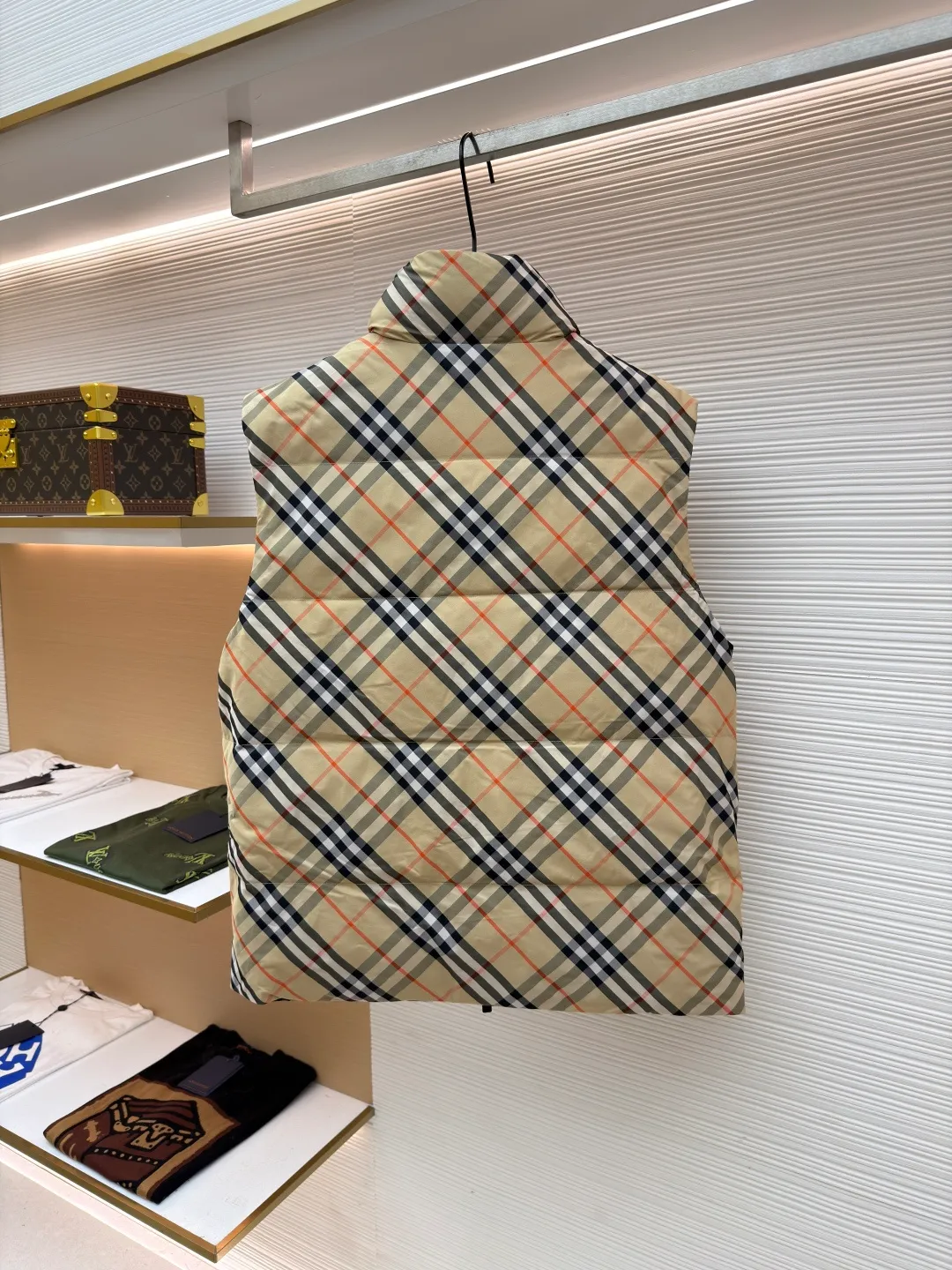 Burberry plaid down vest ●Original version: Purchased and developed by 7064 ●Item number: 1681079-C55 ●Fabric: goose down fabric ●Technology: made on positioning cutting machine ●Version: fitted version ●Weight: about 655 grams ●Size: XS-S-M-L-XL ●Description: Say goodbye to the weight of winter and embrace the warmth with a light attitude. BURBERRY's plaid down vest is crafted from protective nylon fabric and filled with high-quality 90 new national standard white duck down, giving you a warm experience of cloud-like wrapping without fear of severe cold. When the hood is not needed, it can be neatly tucked into the back of the collar, maintaining the smooth silhouette and simple style of the vest, making it perfect for both business and leisure occasions. When the weather changes, you can easily unfold it and you will instantly have a protective hood to cope with sudden wind, rain or cold. This kind of "invisible" protection means that style never compromises due to function. The front chest is decorated with a silicone plaque of the knight's logo from the archives of the 1980s, showing off its extraordinary status in a low-key manner. The two-way zipper opens and closes smoothly, and the side zipper pockets and drawstring hem details combine practical functionality with modern style. Concealed hooded design. The overall wiring is straight and delicate, the fabric is comfortable and soft, and the color is consistent without color difference. It can be matched with the same style to create a fashionable look and control various occasions. Customized accessories, complete with three standards, same style for men and women!