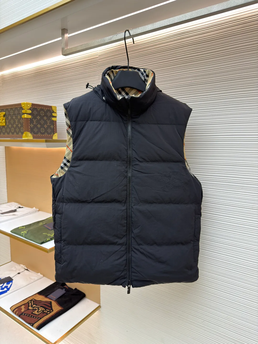 Burberry plaid down vest ●Original version: Purchased and developed by 7064 ●Item number: 1681079-C55 ●Fabric: goose down fabric ●Technology: made on positioning cutting machine ●Version: fitted version ●Weight: about 655 grams ●Size: XS-S-M-L-XL ●Description: Say goodbye to the weight of winter and embrace the warmth with a light attitude. BURBERRY's plaid down vest is crafted from protective nylon fabric and filled with high-quality 90 new national standard white duck down, giving you a warm experience of cloud-like wrapping without fear of severe cold. When the hood is not needed, it can be neatly tucked into the back of the collar, maintaining the smooth silhouette and simple style of the vest, making it perfect for both business and leisure occasions. When the weather changes, you can easily unfold it and you will instantly have a protective hood to cope with sudden wind, rain or cold. This kind of "invisible" protection means that style never compromises due to function. The front chest is decorated with a silicone plaque of the knight's logo from the archives of the 1980s, showing off its extraordinary status in a low-key manner. The two-way zipper opens and closes smoothly, and the side zipper pockets and drawstring hem details combine practical functionality with modern style. Concealed hooded design. The overall wiring is straight and delicate, the fabric is comfortable and soft, and the color is consistent without color difference. It can be matched with the same style to create a fashionable look and control various occasions. Customized accessories, complete with three standards, same style for men and women!