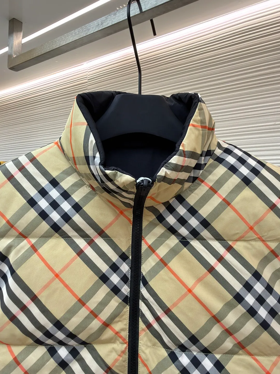 Burberry plaid down vest ●Original version: Purchased and developed by 7064 ●Item number: 1681079-C55 ●Fabric: goose down fabric ●Technology: made on positioning cutting machine ●Version: fitted version ●Weight: about 655 grams ●Size: XS-S-M-L-XL ●Description: Say goodbye to the weight of winter and embrace the warmth with a light attitude. BURBERRY's plaid down vest is crafted from protective nylon fabric and filled with high-quality 90 new national standard white duck down, giving you a warm experience of cloud-like wrapping without fear of severe cold. When the hood is not needed, it can be neatly tucked into the back of the collar, maintaining the smooth silhouette and simple style of the vest, making it perfect for both business and leisure occasions. When the weather changes, you can easily unfold it and you will instantly have a protective hood to cope with sudden wind, rain or cold. This kind of "invisible" protection means that style never compromises due to function. The front chest is decorated with a silicone plaque of the knight's logo from the archives of the 1980s, showing off its extraordinary status in a low-key manner. The two-way zipper opens and closes smoothly, and the side zipper pockets and drawstring hem details combine practical functionality with modern style. Concealed hooded design. The overall wiring is straight and delicate, the fabric is comfortable and soft, and the color is consistent without color difference. It can be matched with the same style to create a fashionable look and control various occasions. Customized accessories, complete with three standards, same style for men and women!