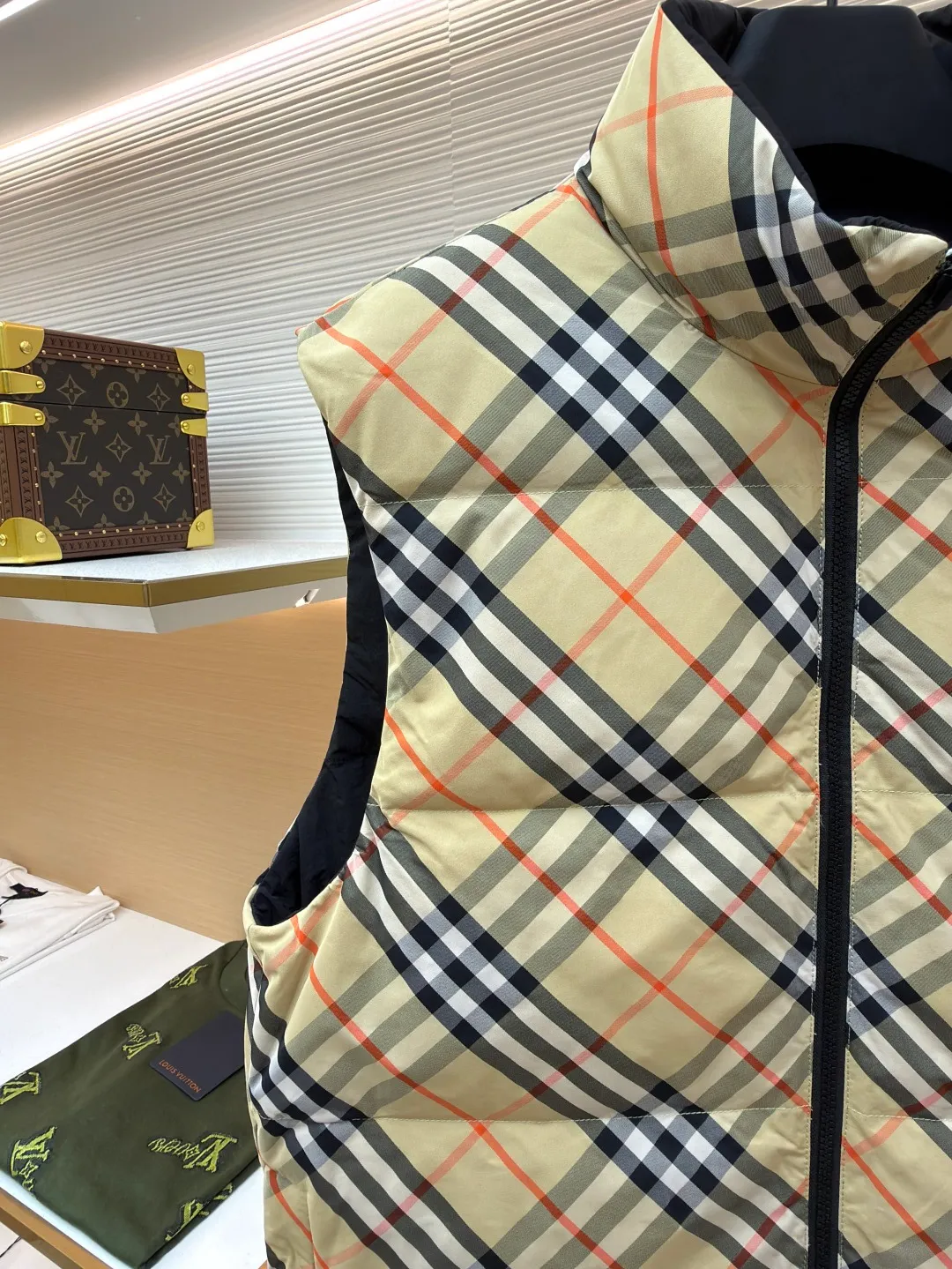 Burberry plaid down vest ●Original version: Purchased and developed by 7064 ●Item number: 1681079-C55 ●Fabric: goose down fabric ●Technology: made on positioning cutting machine ●Version: fitted version ●Weight: about 655 grams ●Size: XS-S-M-L-XL ●Description: Say goodbye to the weight of winter and embrace the warmth with a light attitude. BURBERRY's plaid down vest is crafted from protective nylon fabric and filled with high-quality 90 new national standard white duck down, giving you a warm experience of cloud-like wrapping without fear of severe cold. When the hood is not needed, it can be neatly tucked into the back of the collar, maintaining the smooth silhouette and simple style of the vest, making it perfect for both business and leisure occasions. When the weather changes, you can easily unfold it and you will instantly have a protective hood to cope with sudden wind, rain or cold. This kind of "invisible" protection means that style never compromises due to function. The front chest is decorated with a silicone plaque of the knight's logo from the archives of the 1980s, showing off its extraordinary status in a low-key manner. The two-way zipper opens and closes smoothly, and the side zipper pockets and drawstring hem details combine practical functionality with modern style. Concealed hooded design. The overall wiring is straight and delicate, the fabric is comfortable and soft, and the color is consistent without color difference. It can be matched with the same style to create a fashionable look and control various occasions. Customized accessories, complete with three standards, same style for men and women!