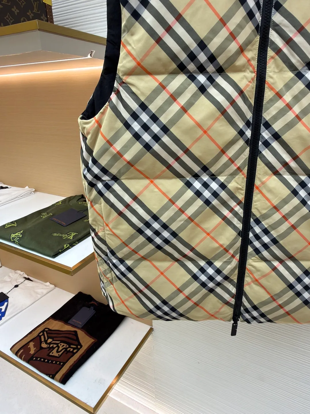 Burberry plaid down vest ●Original version: Purchased and developed by 7064 ●Item number: 1681079-C55 ●Fabric: goose down fabric ●Technology: made on positioning cutting machine ●Version: fitted version ●Weight: about 655 grams ●Size: XS-S-M-L-XL ●Description: Say goodbye to the weight of winter and embrace the warmth with a light attitude. BURBERRY's plaid down vest is crafted from protective nylon fabric and filled with high-quality 90 new national standard white duck down, giving you a warm experience of cloud-like wrapping without fear of severe cold. When the hood is not needed, it can be neatly tucked into the back of the collar, maintaining the smooth silhouette and simple style of the vest, making it perfect for both business and leisure occasions. When the weather changes, you can easily unfold it and you will instantly have a protective hood to cope with sudden wind, rain or cold. This kind of "invisible" protection means that style never compromises due to function. The front chest is decorated with a silicone plaque of the knight's logo from the archives of the 1980s, showing off its extraordinary status in a low-key manner. The two-way zipper opens and closes smoothly, and the side zipper pockets and drawstring hem details combine practical functionality with modern style. Concealed hooded design. The overall wiring is straight and delicate, the fabric is comfortable and soft, and the color is consistent without color difference. It can be matched with the same style to create a fashionable look and control various occasions. Customized accessories, complete with three standards, same style for men and women!