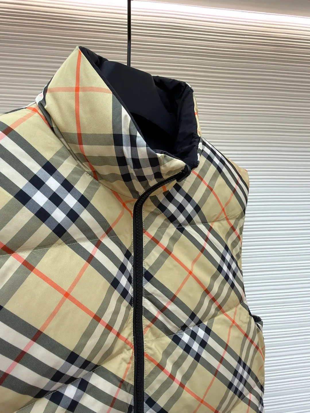 Burberry plaid down vest ●Original version: Purchased and developed by 7064 ●Item number: 1681079-C55 ●Fabric: goose down fabric ●Technology: made on positioning cutting machine ●Version: fitted version ●Weight: about 655 grams ●Size: XS-S-M-L-XL ●Description: Say goodbye to the weight of winter and embrace the warmth with a light attitude. BURBERRY's plaid down vest is crafted from protective nylon fabric and filled with high-quality 90 new national standard white duck down, giving you a warm experience of cloud-like wrapping without fear of severe cold. When the hood is not needed, it can be neatly tucked into the back of the collar, maintaining the smooth silhouette and simple style of the vest, making it perfect for both business and leisure occasions. When the weather changes, you can easily unfold it and you will instantly have a protective hood to cope with sudden wind, rain or cold. This kind of "invisible" protection means that style never compromises due to function. The front chest is decorated with a silicone plaque of the knight's logo from the archives of the 1980s, showing off its extraordinary status in a low-key manner. The two-way zipper opens and closes smoothly, and the side zipper pockets and drawstring hem details combine practical functionality with modern style. Concealed hooded design. The overall wiring is straight and delicate, the fabric is comfortable and soft, and the color is consistent without color difference. It can be matched with the same style to create a fashionable look and control various occasions. Customized accessories, complete with three standards, same style for men and women!