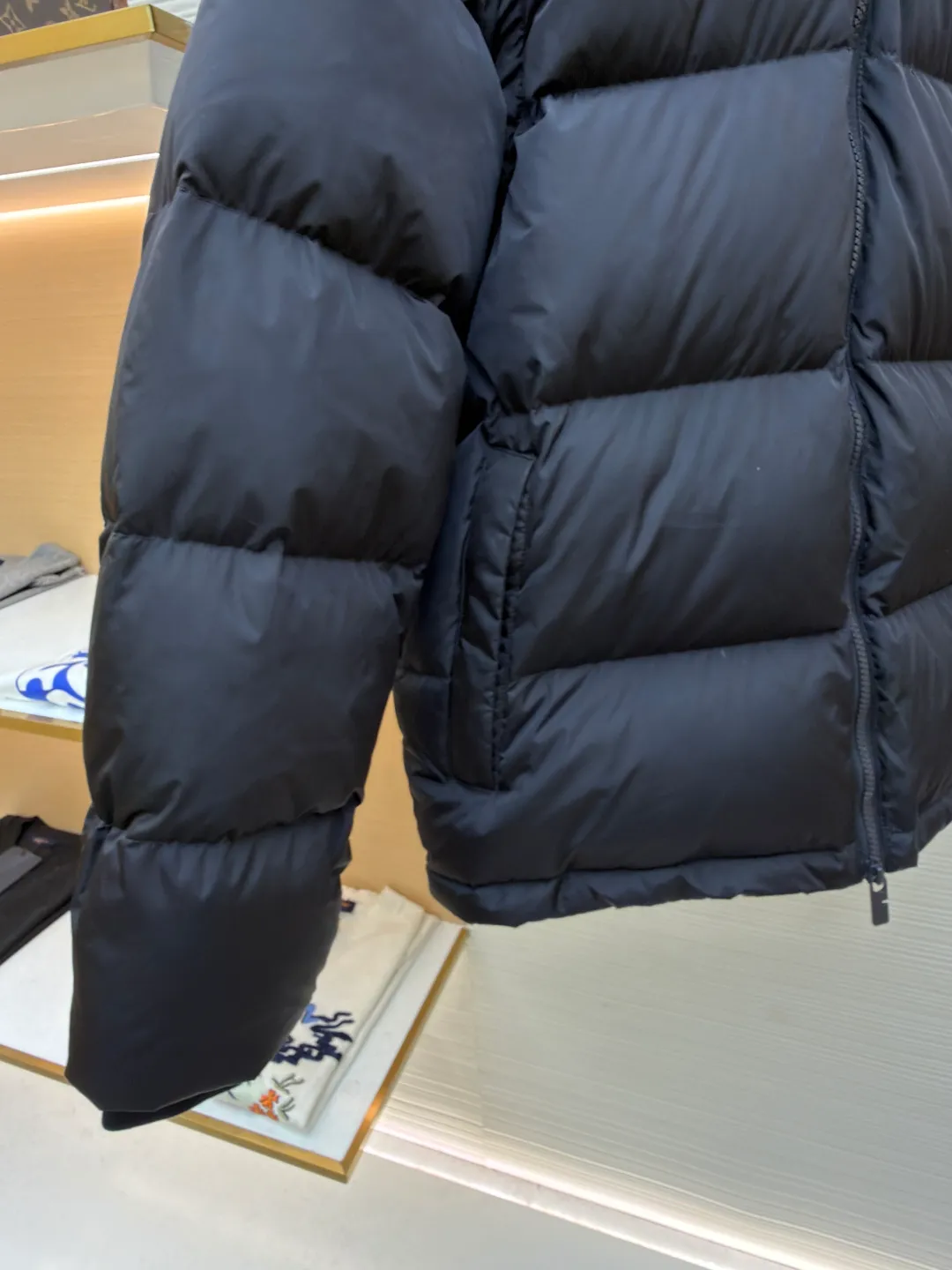 Burberry detachable sleeve down jacket ●Original version: Purchased and developed by 4788 ●Item number: 1682186-C85 ●Fabric: goose down fabric ●Technology: mechanical down filling ●Color: navy ●Version: fitted version ●Weight: about 1085 grams ●Size: S-M-L-XL ●Description: Filled with goose down and thermal fiber. Decorated with the brand's knight's seal appliqué, inspired by archival graphics from the 1980s. Incorporating detachable sleeve design, you can freely switch between jacket and vest styles. Featuring a relaxed fit, the detachable hood and collar are lined in wool and accented with Burberry check. Two-way zip closure and detachable drawstring hood. Detachable sleeves Side zip pockets Drawstring hem Windproof cuffs Burberry check lining on hood and collar Knight seal appliqué on sleeves. The overall wiring is straight and delicate, the fabric is comfortable and soft, and the color is consistent without color difference. It can be matched with the same style to create a fashionable look and control various occasions. Customized accessories, complete with three standards, same style for men and women!