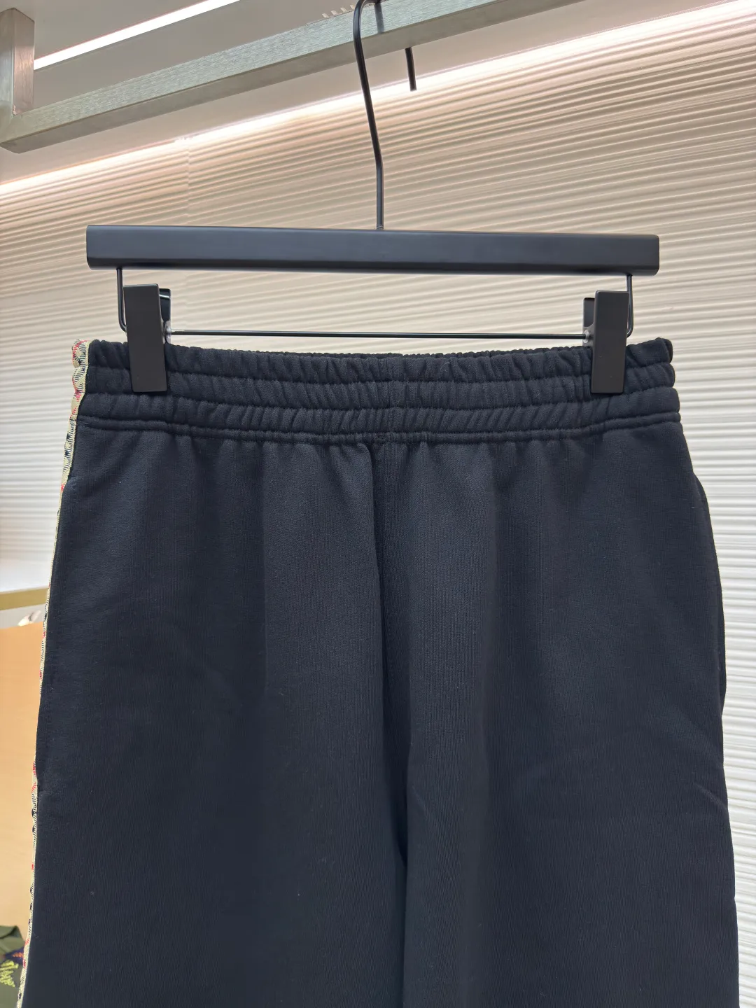 BURBERRY plaid webbing embroidered sweatpants ●Authentic product: purchased and developed by 3162 ●Item number: 1680514-A95 ●Fabric: single-sided fish scale fabric ●Technology: selvedge production ●Version: fitted version ●Weight: about 725 grams ●Size: S-M-L-XL ●Description: A single-sided fish-scale cloth fabric woven with cotton as the base. The front is a smooth knitted surface, and the skin-contacting surface is formed into three-dimensional terry by the floating thread knitting technology of the knitting machine, which increases the fluffiness and has a delicate touch. The terry structure absorbs a large amount of water and evaporates quickly, so it is not easy to loosen and deform after repeated washing. By actively interfering with the shrinkage potential of cotton fibers, the fabric is able to transition from changeable to stable, improving dimensional stability while being less prone to deformation and wrinkles. The monochrome flat embroidery on the chest uses the high-precision calculation system of the computer embroidery machine to control the coordinated operation of the machine head, needle bar, and thread spool. The fabric frame moves accurately in the horizontal and vertical directions to form a stitch track. The upper and lower thread tensions are adjusted to ensure that the stitches are smooth and free of floating threads, forming a fine pattern with an error of ±0.1mm. The overall wiring is straight and delicate, the fabric is comfortable and soft, and the color is consistent without color difference. It can be matched with the same style to create a fashionable look and control various occasions. Customized accessories, complete with three standards, same style for men and women!