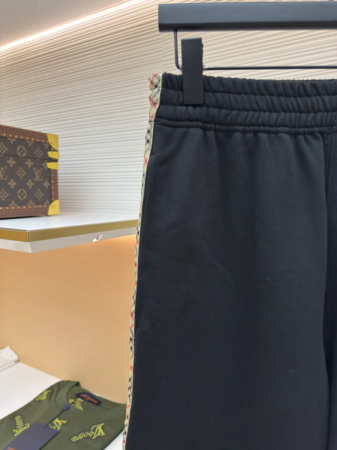 BURBERRY plaid webbing embroidered sweatpants ●Authentic product: purchased and developed by 3162 ●Item number: 1680514-A95 ●Fabric: single-sided fish scale fabric ●Technology: selvedge production ●Version: fitted version ●Weight: about 725 grams ●Size: S-M-L-XL ●Description: A single-sided fish-scale cloth fabric woven with cotton as the base. The front is a smooth knitted surface, and the skin-contacting surface is formed into three-dimensional terry by the floating thread knitting technology of the knitting machine, which increases the fluffiness and has a delicate touch. The terry structure absorbs a large amount of water and evaporates quickly, so it is not easy to loosen and deform after repeated washing. By actively interfering with the shrinkage potential of cotton fibers, the fabric is able to transition from changeable to stable, improving dimensional stability while being less prone to deformation and wrinkles. The monochrome flat embroidery on the chest uses the high-precision calculation system of the computer embroidery machine to control the coordinated operation of the machine head, needle bar, and thread spool. The fabric frame moves accurately in the horizontal and vertical directions to form a stitch track. The upper and lower thread tensions are adjusted to ensure that the stitches are smooth and free of floating threads, forming a fine pattern with an error of ±0.1mm. The overall wiring is straight and delicate, the fabric is comfortable and soft, and the color is consistent without color difference. It can be matched with the same style to create a fashionable look and control various occasions. Customized accessories, complete with three standards, same style for men and women!