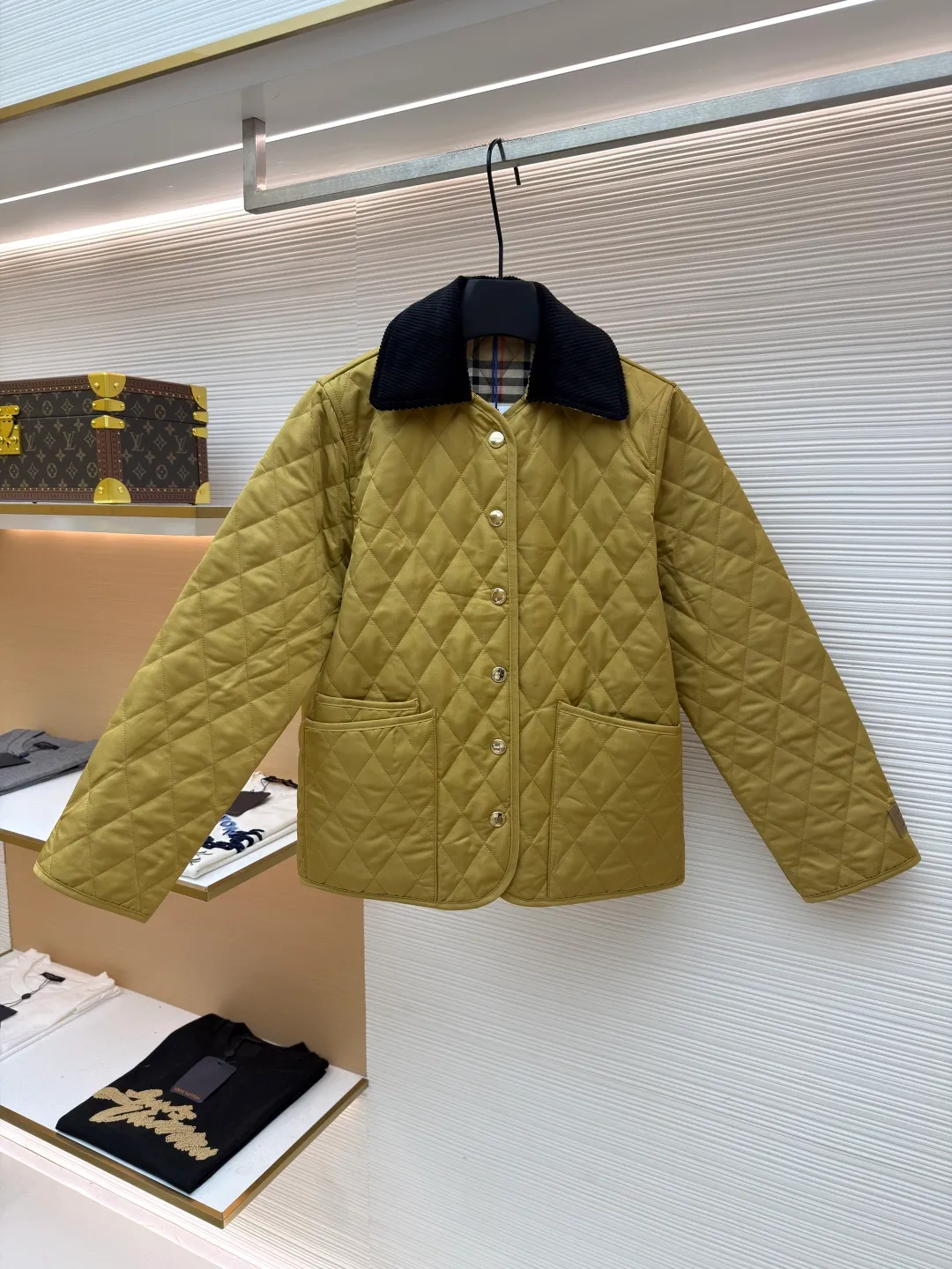 Burberry Quilted Barn Corduroy Jacket [Sleeve Label Style] ●Original version: Purchased and developed by 4369 ●Item No.: 1681559-B25 ●Fabric: Corduroy fabric ●Technology: Logo production ●Color: Yellow ●Version: Fitted version ●Weight: approximately 580 grams ●Size: S-M-L-XL ●Description: Quilted barn jacket with corduroy collar. Featuring a regular fit and lined with Burberry check. Snap closure. Side patch pockets. Silicone embroidered Burberry monogram logo plaques on sleeves, Burberry check lining and collar bottom, same color front pockets with monogram embroidery. The overall wiring is straight and delicate, the fabric is comfortable and soft, and the color is consistent without color difference. It can be matched with the same style to create a fashionable look and control various occasions. Customized accessories, complete with three standards, same style for men and women!