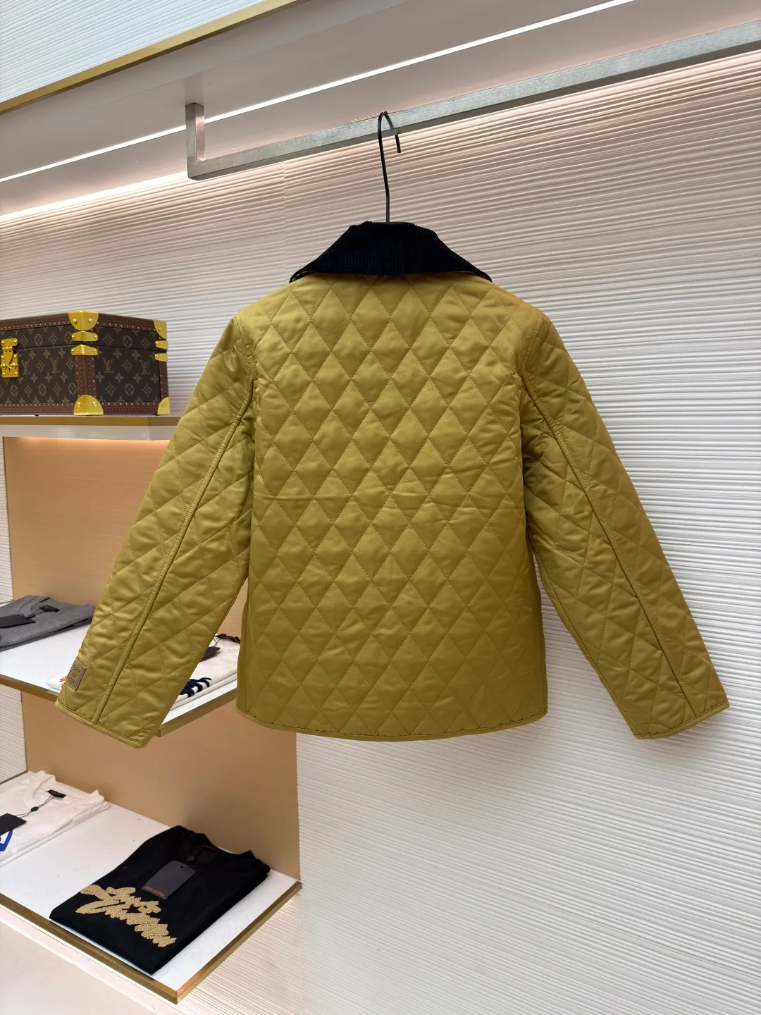 Burberry Quilted Barn Corduroy Jacket [Sleeve Label Style] ●Original version: Purchased and developed by 4369 ●Item No.: 1681559-B25 ●Fabric: Corduroy fabric ●Technology: Logo production ●Color: Yellow ●Version: Fitted version ●Weight: approximately 580 grams ●Size: S-M-L-XL ●Description: Quilted barn jacket with corduroy collar. Featuring a regular fit and lined with Burberry check. Snap closure. Side patch pockets. Silicone embroidered Burberry monogram logo plaques on sleeves, Burberry check lining and collar bottom, same color front pockets with monogram embroidery. The overall wiring is straight and delicate, the fabric is comfortable and soft, and the color is consistent without color difference. It can be matched with the same style to create a fashionable look and control various occasions. Customized accessories, complete with three standards, same style for men and women!