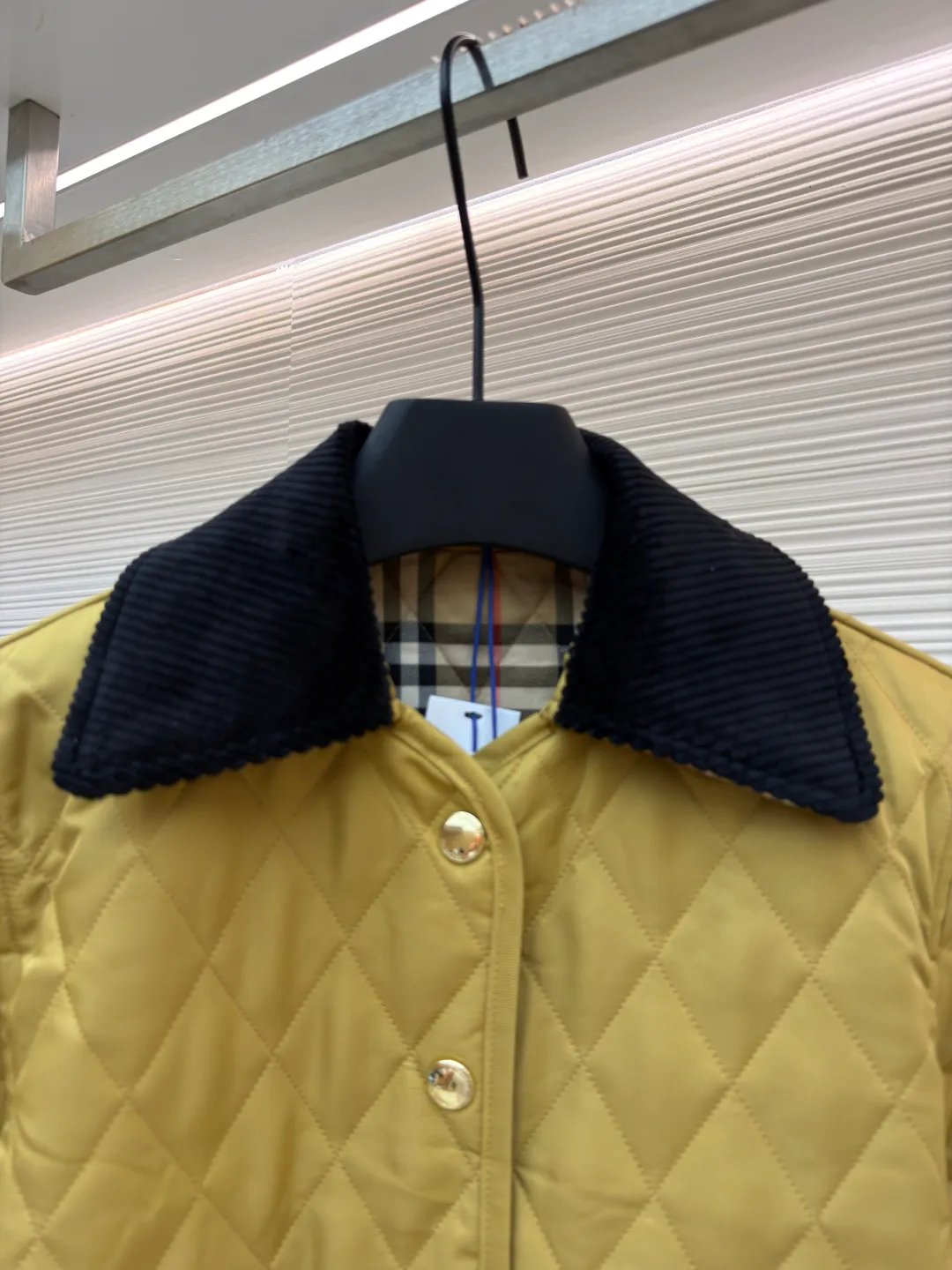 Burberry Quilted Barn Corduroy Jacket [Sleeve Label Style] ●Original version: Purchased and developed by 4369 ●Item No.: 1681559-B25 ●Fabric: Corduroy fabric ●Technology: Logo production ●Color: Yellow ●Version: Fitted version ●Weight: approximately 580 grams ●Size: S-M-L-XL ●Description: Quilted barn jacket with corduroy collar. Featuring a regular fit and lined with Burberry check. Snap closure. Side patch pockets. Silicone embroidered Burberry monogram logo plaques on sleeves, Burberry check lining and collar bottom, same color front pockets with monogram embroidery. The overall wiring is straight and delicate, the fabric is comfortable and soft, and the color is consistent without color difference. It can be matched with the same style to create a fashionable look and control various occasions. Customized accessories, complete with three standards, same style for men and women!