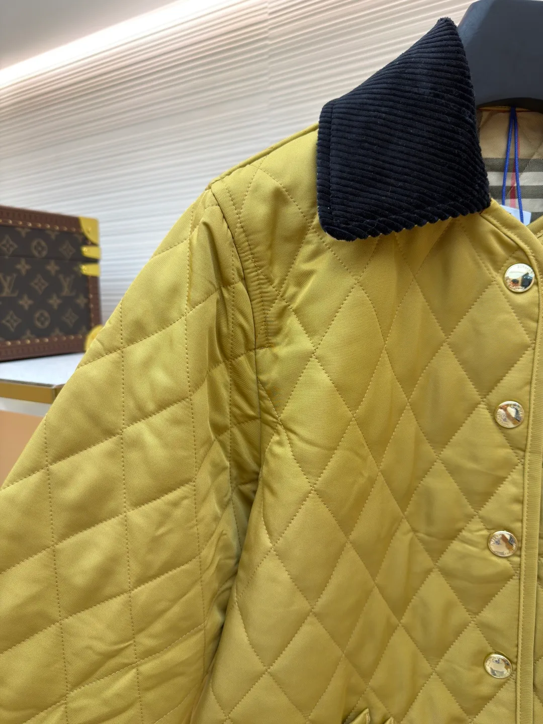 Burberry Quilted Barn Corduroy Jacket [Sleeve Label Style] ●Original version: Purchased and developed by 4369 ●Item No.: 1681559-B25 ●Fabric: Corduroy fabric ●Technology: Logo production ●Color: Yellow ●Version: Fitted version ●Weight: approximately 580 grams ●Size: S-M-L-XL ●Description: Quilted barn jacket with corduroy collar. Featuring a regular fit and lined with Burberry check. Snap closure. Side patch pockets. Silicone embroidered Burberry monogram logo plaques on sleeves, Burberry check lining and collar bottom, same color front pockets with monogram embroidery. The overall wiring is straight and delicate, the fabric is comfortable and soft, and the color is consistent without color difference. It can be matched with the same style to create a fashionable look and control various occasions. Customized accessories, complete with three standards, same style for men and women!