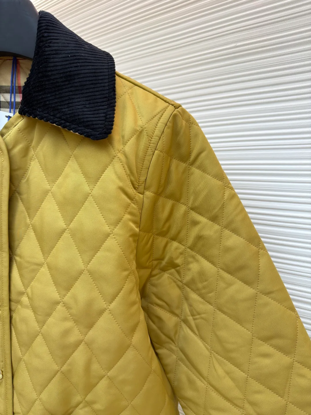 Burberry Quilted Barn Corduroy Jacket [Sleeve Label Style] ●Original version: Purchased and developed by 4369 ●Item No.: 1681559-B25 ●Fabric: Corduroy fabric ●Technology: Logo production ●Color: Yellow ●Version: Fitted version ●Weight: approximately 580 grams ●Size: S-M-L-XL ●Description: Quilted barn jacket with corduroy collar. Featuring a regular fit and lined with Burberry check. Snap closure. Side patch pockets. Silicone embroidered Burberry monogram logo plaques on sleeves, Burberry check lining and collar bottom, same color front pockets with monogram embroidery. The overall wiring is straight and delicate, the fabric is comfortable and soft, and the color is consistent without color difference. It can be matched with the same style to create a fashionable look and control various occasions. Customized accessories, complete with three standards, same style for men and women!