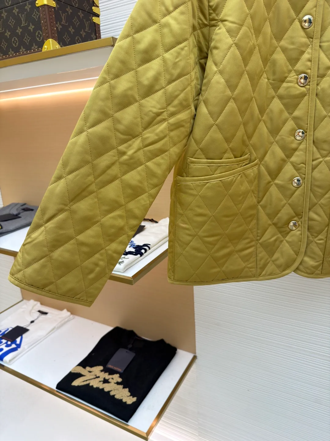 Burberry Quilted Barn Corduroy Jacket [Sleeve Label Style] ●Original version: Purchased and developed by 4369 ●Item No.: 1681559-B25 ●Fabric: Corduroy fabric ●Technology: Logo production ●Color: Yellow ●Version: Fitted version ●Weight: approximately 580 grams ●Size: S-M-L-XL ●Description: Quilted barn jacket with corduroy collar. Featuring a regular fit and lined with Burberry check. Snap closure. Side patch pockets. Silicone embroidered Burberry monogram logo plaques on sleeves, Burberry check lining and collar bottom, same color front pockets with monogram embroidery. The overall wiring is straight and delicate, the fabric is comfortable and soft, and the color is consistent without color difference. It can be matched with the same style to create a fashionable look and control various occasions. Customized accessories, complete with three standards, same style for men and women!