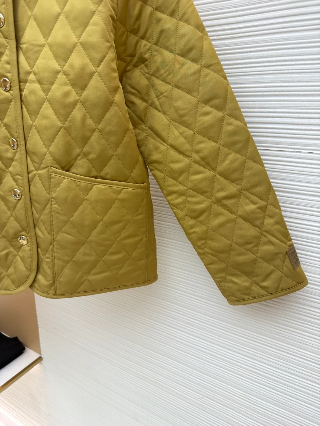 Burberry Quilted Barn Corduroy Jacket [Sleeve Label Style] ●Original version: Purchased and developed by 4369 ●Item No.: 1681559-B25 ●Fabric: Corduroy fabric ●Technology: Logo production ●Color: Yellow ●Version: Fitted version ●Weight: approximately 580 grams ●Size: S-M-L-XL ●Description: Quilted barn jacket with corduroy collar. Featuring a regular fit and lined with Burberry check. Snap closure. Side patch pockets. Silicone embroidered Burberry monogram logo plaques on sleeves, Burberry check lining and collar bottom, same color front pockets with monogram embroidery. The overall wiring is straight and delicate, the fabric is comfortable and soft, and the color is consistent without color difference. It can be matched with the same style to create a fashionable look and control various occasions. Customized accessories, complete with three standards, same style for men and women!