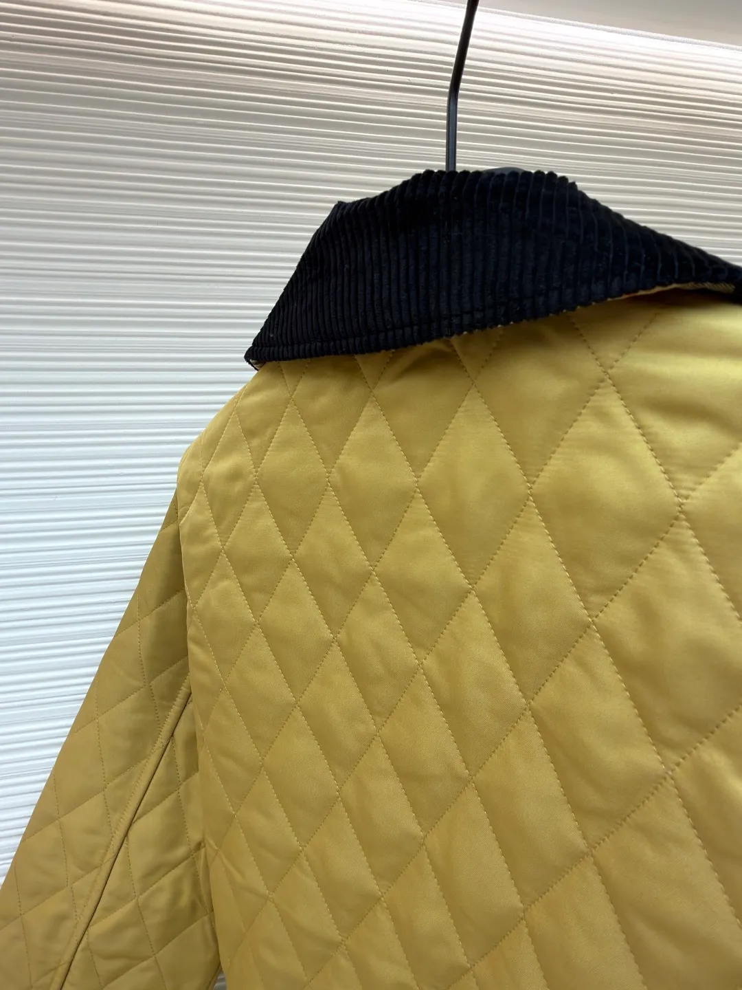 Burberry Quilted Barn Corduroy Jacket [Sleeve Label Style] ●Original version: Purchased and developed by 4369 ●Item No.: 1681559-B25 ●Fabric: Corduroy fabric ●Technology: Logo production ●Color: Yellow ●Version: Fitted version ●Weight: approximately 580 grams ●Size: S-M-L-XL ●Description: Quilted barn jacket with corduroy collar. Featuring a regular fit and lined with Burberry check. Snap closure. Side patch pockets. Silicone embroidered Burberry monogram logo plaques on sleeves, Burberry check lining and collar bottom, same color front pockets with monogram embroidery. The overall wiring is straight and delicate, the fabric is comfortable and soft, and the color is consistent without color difference. It can be matched with the same style to create a fashionable look and control various occasions. Customized accessories, complete with three standards, same style for men and women!
