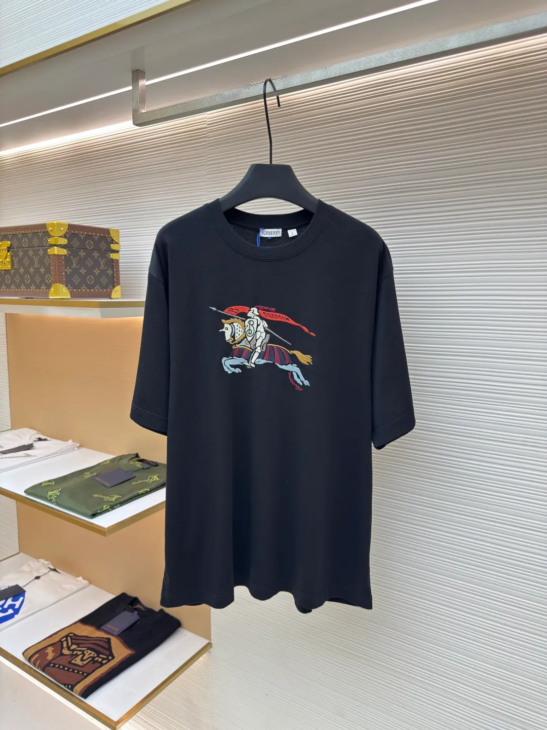 BURBERRY Colorful Cavalry Embroidered Round Neck Short Sleeve ●Original version: Purchased and developed by 2639 ●Item number: 1680692-A05 ●Fabric: pure cotton fabric ●Technology: embroidery production ●Version: fitted version ●Weight: about 240g ●Size: S-M-L-XL ●Description: Made of 15S fine cotton plain weave, 230g; with 32S double yarn thread, 300g. Fine cotton fabrics usually have better moisture absorption, breathability, wear resistance, and are also softer and smoother. Vintage fine cotton fabric is a relatively thick cotton fabric that has been carefully processed and treated to have excellent texture and performance. It feels soft and comfortable and fits the skin very well when worn. The colorful cavalry pattern is made of tatami embroidery. The geometric structure of tatami weaving and the embroidery stitches simulate its closely arranged rectangular units, which is a counted embroidery. High-precision operating machinery and equipment create tatami embroidery, using fixed-dyed mercerized embroidery thread, which presents a high-grade gloss and is more flexible than ordinary embroidery thread. The overall smoothness, detail processing, neatness with needles, smoothness and brightness, clear silk lines, and the edges are too neat as if cut by a knife. The overall wiring is straight and delicate, the fabric is comfortable and soft, and the color is consistent without color difference. It can be matched with the same style to create a fashionable look and control various occasions. Customized accessories, complete with three standards, same style for men and women!