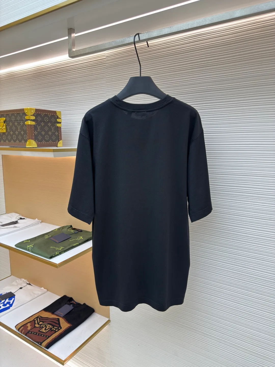 BURBERRY Colorful Cavalry Embroidered Round Neck Short Sleeve ●Original version: Purchased and developed by 2639 ●Item number: 1680692-A05 ●Fabric: pure cotton fabric ●Technology: embroidery production ●Version: fitted version ●Weight: about 240g ●Size: S-M-L-XL ●Description: Made of 15S fine cotton plain weave, 230g; with 32S double yarn thread, 300g. Fine cotton fabrics usually have better moisture absorption, breathability, wear resistance, and are also softer and smoother. Vintage fine cotton fabric is a relatively thick cotton fabric that has been carefully processed and treated to have excellent texture and performance. It feels soft and comfortable and fits the skin very well when worn. The colorful cavalry pattern is made of tatami embroidery. The geometric structure of tatami weaving and the embroidery stitches simulate its closely arranged rectangular units, which is a counted embroidery. High-precision operating machinery and equipment create tatami embroidery, using fixed-dyed mercerized embroidery thread, which presents a high-grade gloss and is more flexible than ordinary embroidery thread. The overall smoothness, detail processing, neatness with needles, smoothness and brightness, clear silk lines, and the edges are too neat as if cut by a knife. The overall wiring is straight and delicate, the fabric is comfortable and soft, and the color is consistent without color difference. It can be matched with the same style to create a fashionable look and control various occasions. Customized accessories, complete with three standards, same style for men and women!