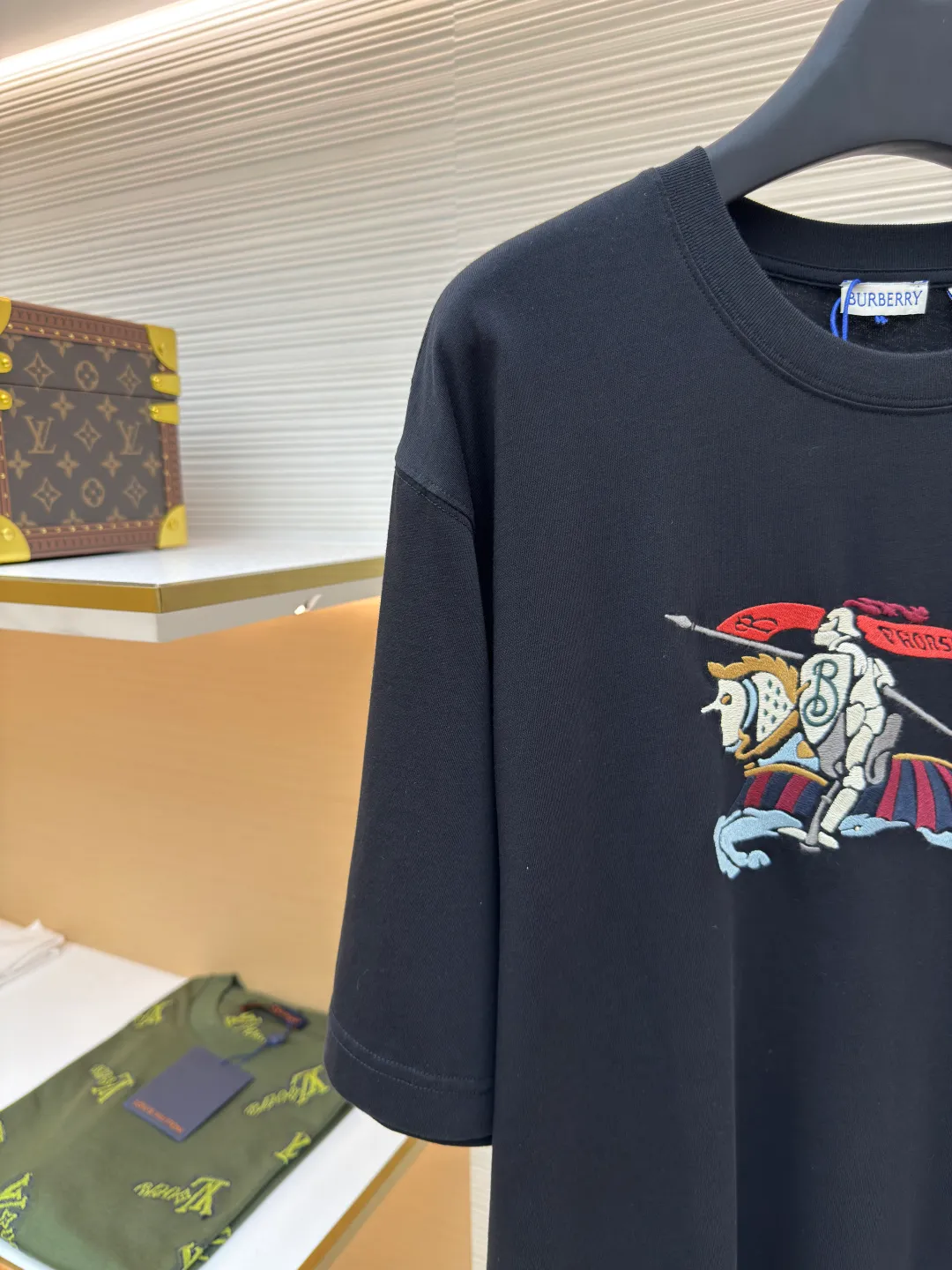 BURBERRY Colorful Cavalry Embroidered Round Neck Short Sleeve ●Original version: Purchased and developed by 2639 ●Item number: 1680692-A05 ●Fabric: pure cotton fabric ●Technology: embroidery production ●Version: fitted version ●Weight: about 240g ●Size: S-M-L-XL ●Description: Made of 15S fine cotton plain weave, 230g; with 32S double yarn thread, 300g. Fine cotton fabrics usually have better moisture absorption, breathability, wear resistance, and are also softer and smoother. Vintage fine cotton fabric is a relatively thick cotton fabric that has been carefully processed and treated to have excellent texture and performance. It feels soft and comfortable and fits the skin very well when worn. The colorful cavalry pattern is made of tatami embroidery. The geometric structure of tatami weaving and the embroidery stitches simulate its closely arranged rectangular units, which is a counted embroidery. High-precision operating machinery and equipment create tatami embroidery, using fixed-dyed mercerized embroidery thread, which presents a high-grade gloss and is more flexible than ordinary embroidery thread. The overall smoothness, detail processing, neatness with needles, smoothness and brightness, clear silk lines, and the edges are too neat as if cut by a knife. The overall wiring is straight and delicate, the fabric is comfortable and soft, and the color is consistent without color difference. It can be matched with the same style to create a fashionable look and control various occasions. Customized accessories, complete with three standards, same style for men and women!