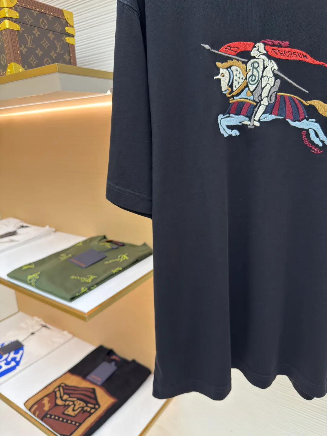 BURBERRY Colorful Cavalry Embroidered Round Neck Short Sleeve ●Original version: Purchased and developed by 2639 ●Item number: 1680692-A05 ●Fabric: pure cotton fabric ●Technology: embroidery production ●Version: fitted version ●Weight: about 240g ●Size: S-M-L-XL ●Description: Made of 15S fine cotton plain weave, 230g; with 32S double yarn thread, 300g. Fine cotton fabrics usually have better moisture absorption, breathability, wear resistance, and are also softer and smoother. Vintage fine cotton fabric is a relatively thick cotton fabric that has been carefully processed and treated to have excellent texture and performance. It feels soft and comfortable and fits the skin very well when worn. The colorful cavalry pattern is made of tatami embroidery. The geometric structure of tatami weaving and the embroidery stitches simulate its closely arranged rectangular units, which is a counted embroidery. High-precision operating machinery and equipment create tatami embroidery, using fixed-dyed mercerized embroidery thread, which presents a high-grade gloss and is more flexible than ordinary embroidery thread. The overall smoothness, detail processing, neatness with needles, smoothness and brightness, clear silk lines, and the edges are too neat as if cut by a knife. The overall wiring is straight and delicate, the fabric is comfortable and soft, and the color is consistent without color difference. It can be matched with the same style to create a fashionable look and control various occasions. Customized accessories, complete with three standards, same style for men and women!