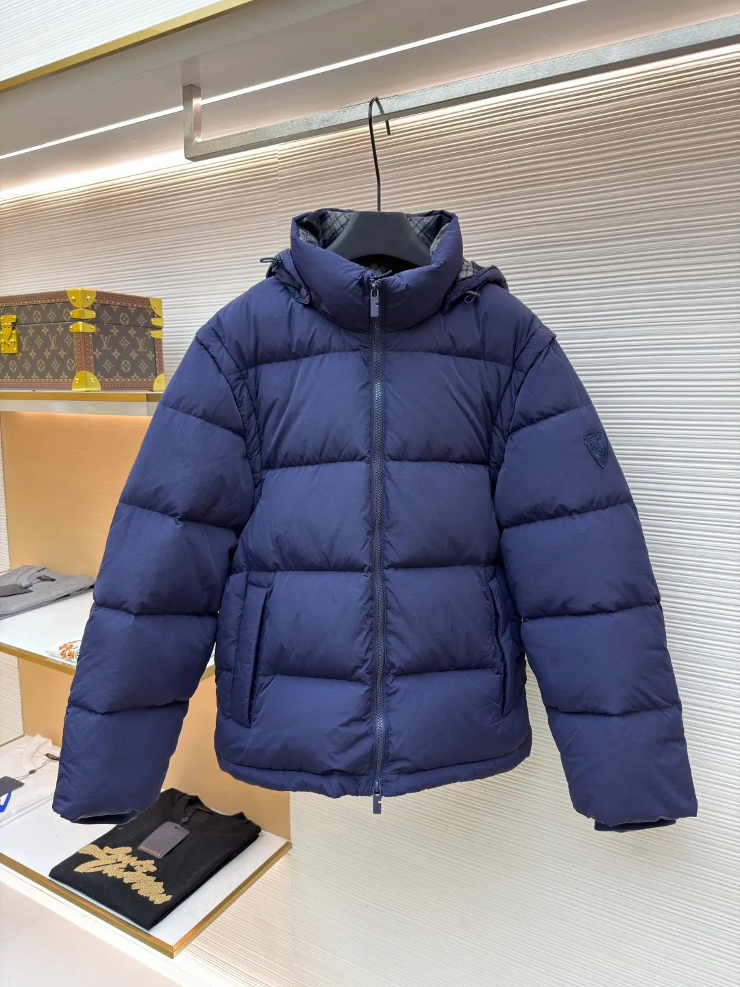 Burberry detachable sleeve down jacket ●Original version: Purchased and developed by 5301 ●Item number: 1681588-D80 ●Fabric: white duck down fabric ●Technology: mechanical down filling ●Color: navy blue ●Version: fitted version ●Weight: about 1190 grams ●Size: S-M-L-XL ●Description: This dark blue down jacket is made of high-quality water-repellent fabric and has been treated with multiple layers of coating to effectively block the invasion of wind and snow. The interior is filled with high-loft white duck down, which has excellent thermal insulation performance and is lightweight and comfortable. It adopts three-dimensional tailoring design, with smooth shoulders and chest lines, making it more crisp and stylish to wear. The hooded design can be freely adjusted to suit different head sizes and weather needs. The front uses a two-way zipper, which is smooth and durable, and is equipped with a windproof sheet to effectively prevent cold wind from entering. Diagonal pockets on both sides and an inner zipper pocket provide ample storage space while enhancing warmth. The cuffs and hem are both elasticated and fit tightly around the wrists and waist to prevent cold wind from entering. The overall sewing process is exquisite, and the pressing line is even and firm to ensure that the down is not easy to shift. Details such as the collar lined with plaid fabric are both beautiful and comfortable to wear. This down jacket is both functional and stylish, making it an ideal choice for winter travel. The overall wiring is straight and delicate, the fabric is comfortable and soft, and the color is consistent without color difference. It can be matched with the same style to create a fashionable look and control various occasions. Customized accessories, complete with three standards, same style for men and women!