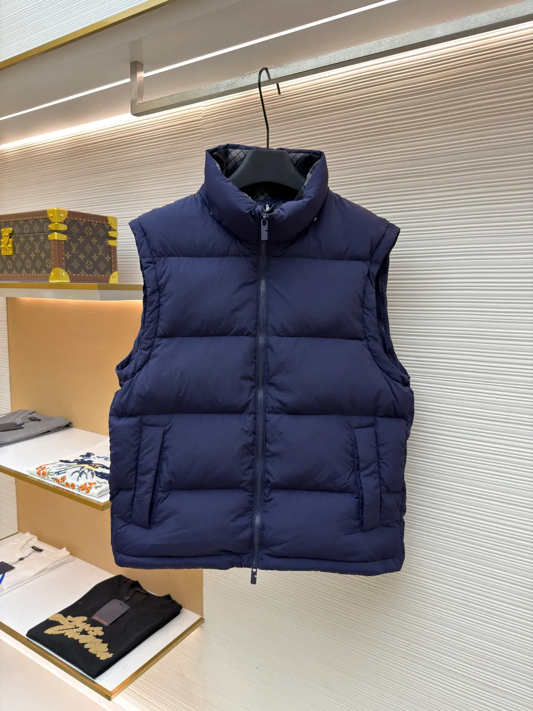 Burberry detachable sleeve down jacket ●Original version: Purchased and developed by 5301 ●Item number: 1681588-D80 ●Fabric: white duck down fabric ●Technology: mechanical down filling ●Color: navy blue ●Version: fitted version ●Weight: about 1190 grams ●Size: S-M-L-XL ●Description: This dark blue down jacket is made of high-quality water-repellent fabric and has been treated with multiple layers of coating to effectively block the invasion of wind and snow. The interior is filled with high-loft white duck down, which has excellent thermal insulation performance and is lightweight and comfortable. It adopts three-dimensional tailoring design, with smooth shoulders and chest lines, making it more crisp and stylish to wear. The hooded design can be freely adjusted to suit different head sizes and weather needs. The front uses a two-way zipper, which is smooth and durable, and is equipped with a windproof sheet to effectively prevent cold wind from entering. Diagonal pockets on both sides and an inner zipper pocket provide ample storage space while enhancing warmth. The cuffs and hem are both elasticated and fit tightly around the wrists and waist to prevent cold wind from entering. The overall sewing process is exquisite, and the pressing line is even and firm to ensure that the down is not easy to shift. Details such as the collar lined with plaid fabric are both beautiful and comfortable to wear. This down jacket is both functional and stylish, making it an ideal choice for winter travel. The overall wiring is straight and delicate, the fabric is comfortable and soft, and the color is consistent without color difference. It can be matched with the same style to create a fashionable look and control various occasions. Customized accessories, complete with three standards, same style for men and women!