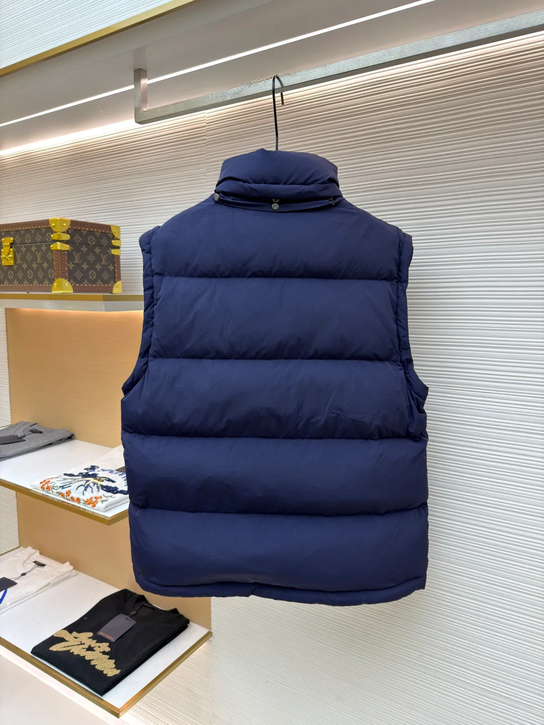 Burberry detachable sleeve down jacket ●Original version: Purchased and developed by 5301 ●Item number: 1681588-D80 ●Fabric: white duck down fabric ●Technology: mechanical down filling ●Color: navy blue ●Version: fitted version ●Weight: about 1190 grams ●Size: S-M-L-XL ●Description: This dark blue down jacket is made of high-quality water-repellent fabric and has been treated with multiple layers of coating to effectively block the invasion of wind and snow. The interior is filled with high-loft white duck down, which has excellent thermal insulation performance and is lightweight and comfortable. It adopts three-dimensional tailoring design, with smooth shoulders and chest lines, making it more crisp and stylish to wear. The hooded design can be freely adjusted to suit different head sizes and weather needs. The front uses a two-way zipper, which is smooth and durable, and is equipped with a windproof sheet to effectively prevent cold wind from entering. Diagonal pockets on both sides and an inner zipper pocket provide ample storage space while enhancing warmth. The cuffs and hem are both elasticated and fit tightly around the wrists and waist to prevent cold wind from entering. The overall sewing process is exquisite, and the pressing line is even and firm to ensure that the down is not easy to shift. Details such as the collar lined with plaid fabric are both beautiful and comfortable to wear. This down jacket is both functional and stylish, making it an ideal choice for winter travel. The overall wiring is straight and delicate, the fabric is comfortable and soft, and the color is consistent without color difference. It can be matched with the same style to create a fashionable look and control various occasions. Customized accessories, complete with three standards, same style for men and women!