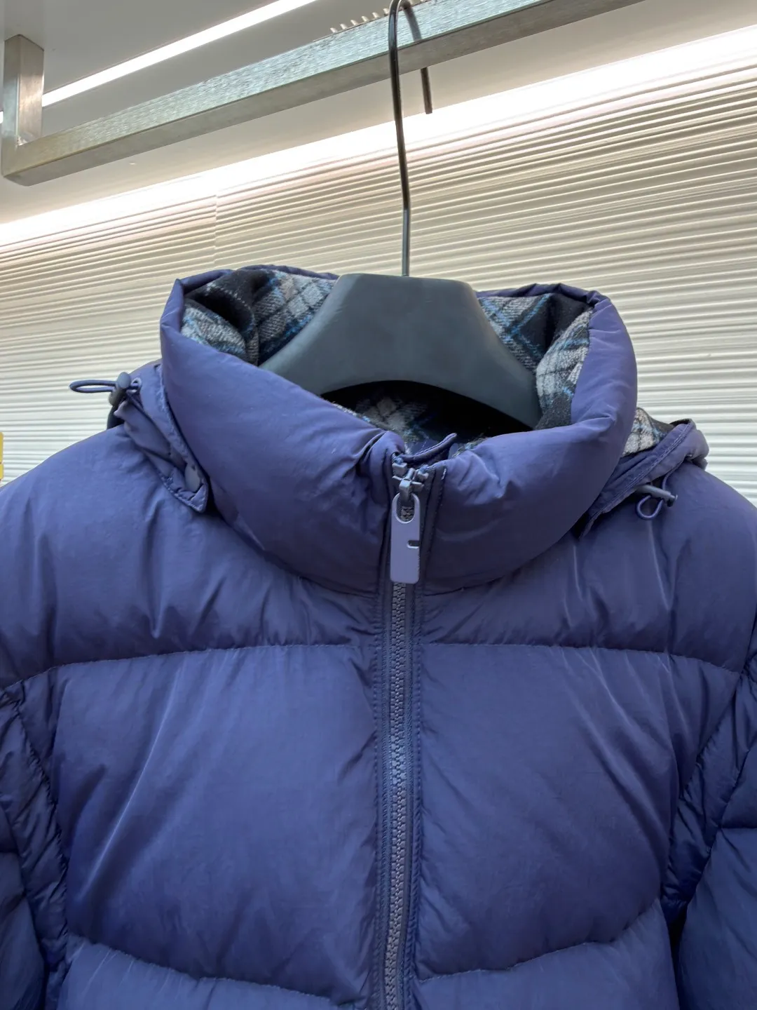 Burberry detachable sleeve down jacket ●Original version: Purchased and developed by 5301 ●Item number: 1681588-D80 ●Fabric: white duck down fabric ●Technology: mechanical down filling ●Color: navy blue ●Version: fitted version ●Weight: about 1190 grams ●Size: S-M-L-XL ●Description: This dark blue down jacket is made of high-quality water-repellent fabric and has been treated with multiple layers of coating to effectively block the invasion of wind and snow. The interior is filled with high-loft white duck down, which has excellent thermal insulation performance and is lightweight and comfortable. It adopts three-dimensional tailoring design, with smooth shoulders and chest lines, making it more crisp and stylish to wear. The hooded design can be freely adjusted to suit different head sizes and weather needs. The front uses a two-way zipper, which is smooth and durable, and is equipped with a windproof sheet to effectively prevent cold wind from entering. Diagonal pockets on both sides and an inner zipper pocket provide ample storage space while enhancing warmth. The cuffs and hem are both elasticated and fit tightly around the wrists and waist to prevent cold wind from entering. The overall sewing process is exquisite, and the pressing line is even and firm to ensure that the down is not easy to shift. Details such as the collar lined with plaid fabric are both beautiful and comfortable to wear. This down jacket is both functional and stylish, making it an ideal choice for winter travel. The overall wiring is straight and delicate, the fabric is comfortable and soft, and the color is consistent without color difference. It can be matched with the same style to create a fashionable look and control various occasions. Customized accessories, complete with three standards, same style for men and women!