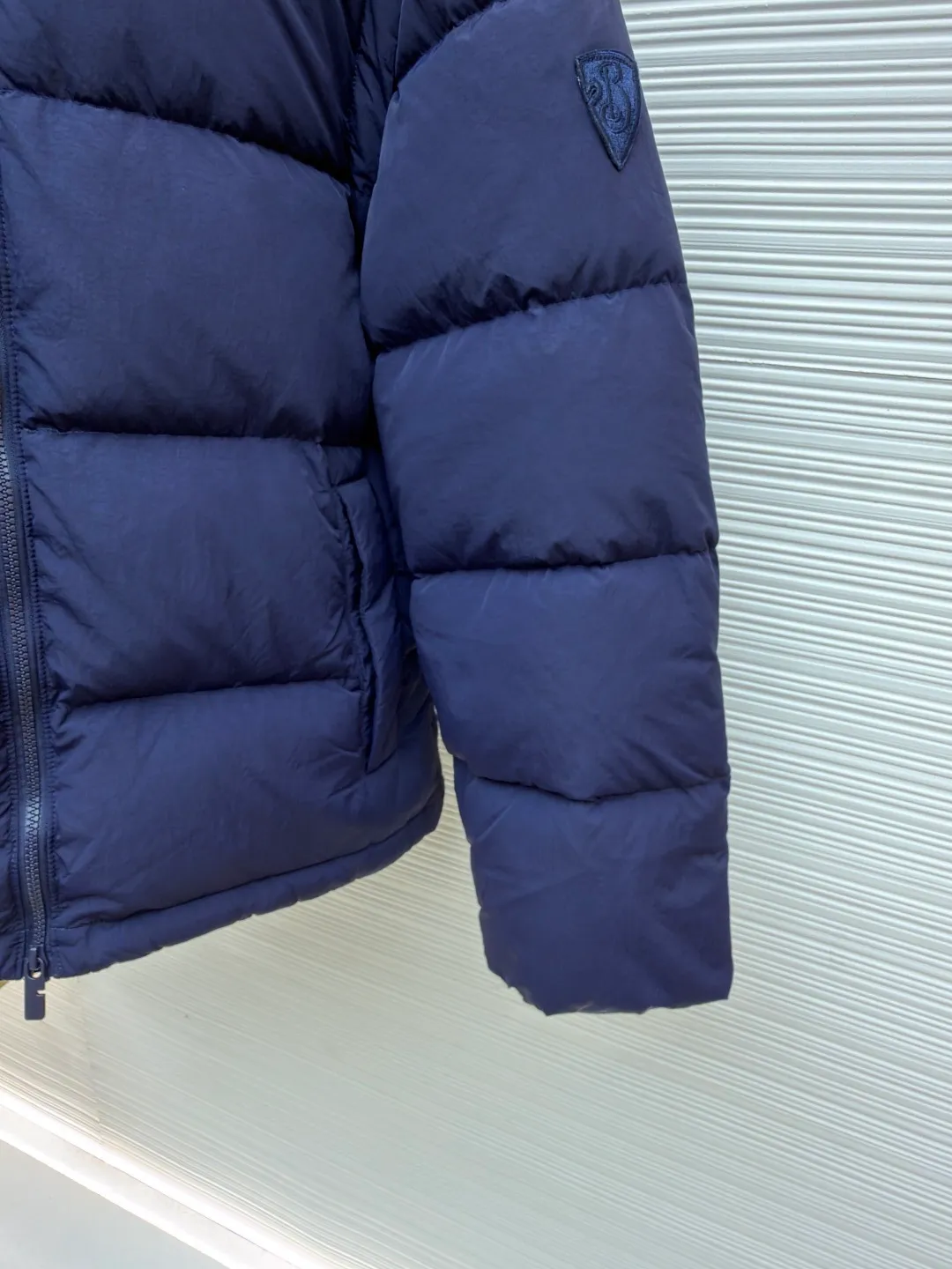 Burberry detachable sleeve down jacket ●Original version: Purchased and developed by 5301 ●Item number: 1681588-D80 ●Fabric: white duck down fabric ●Technology: mechanical down filling ●Color: navy blue ●Version: fitted version ●Weight: about 1190 grams ●Size: S-M-L-XL ●Description: This dark blue down jacket is made of high-quality water-repellent fabric and has been treated with multiple layers of coating to effectively block the invasion of wind and snow. The interior is filled with high-loft white duck down, which has excellent thermal insulation performance and is lightweight and comfortable. It adopts three-dimensional tailoring design, with smooth shoulders and chest lines, making it more crisp and stylish to wear. The hooded design can be freely adjusted to suit different head sizes and weather needs. The front uses a two-way zipper, which is smooth and durable, and is equipped with a windproof sheet to effectively prevent cold wind from entering. Diagonal pockets on both sides and an inner zipper pocket provide ample storage space while enhancing warmth. The cuffs and hem are both elasticated and fit tightly around the wrists and waist to prevent cold wind from entering. The overall sewing process is exquisite, and the pressing line is even and firm to ensure that the down is not easy to shift. Details such as the collar lined with plaid fabric are both beautiful and comfortable to wear. This down jacket is both functional and stylish, making it an ideal choice for winter travel. The overall wiring is straight and delicate, the fabric is comfortable and soft, and the color is consistent without color difference. It can be matched with the same style to create a fashionable look and control various occasions. Customized accessories, complete with three standards, same style for men and women!