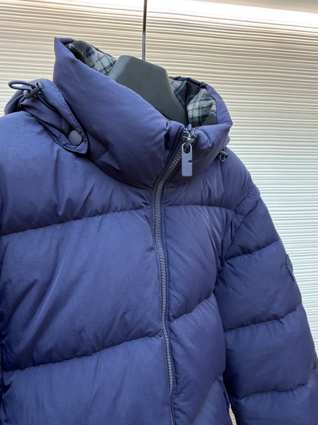Burberry detachable sleeve down jacket ●Original version: Purchased and developed by 5301 ●Item number: 1681588-D80 ●Fabric: white duck down fabric ●Technology: mechanical down filling ●Color: navy blue ●Version: fitted version ●Weight: about 1190 grams ●Size: S-M-L-XL ●Description: This dark blue down jacket is made of high-quality water-repellent fabric and has been treated with multiple layers of coating to effectively block the invasion of wind and snow. The interior is filled with high-loft white duck down, which has excellent thermal insulation performance and is lightweight and comfortable. It adopts three-dimensional tailoring design, with smooth shoulders and chest lines, making it more crisp and stylish to wear. The hooded design can be freely adjusted to suit different head sizes and weather needs. The front uses a two-way zipper, which is smooth and durable, and is equipped with a windproof sheet to effectively prevent cold wind from entering. Diagonal pockets on both sides and an inner zipper pocket provide ample storage space while enhancing warmth. The cuffs and hem are both elasticated and fit tightly around the wrists and waist to prevent cold wind from entering. The overall sewing process is exquisite, and the pressing line is even and firm to ensure that the down is not easy to shift. Details such as the collar lined with plaid fabric are both beautiful and comfortable to wear. This down jacket is both functional and stylish, making it an ideal choice for winter travel. The overall wiring is straight and delicate, the fabric is comfortable and soft, and the color is consistent without color difference. It can be matched with the same style to create a fashionable look and control various occasions. Customized accessories, complete with three standards, same style for men and women!