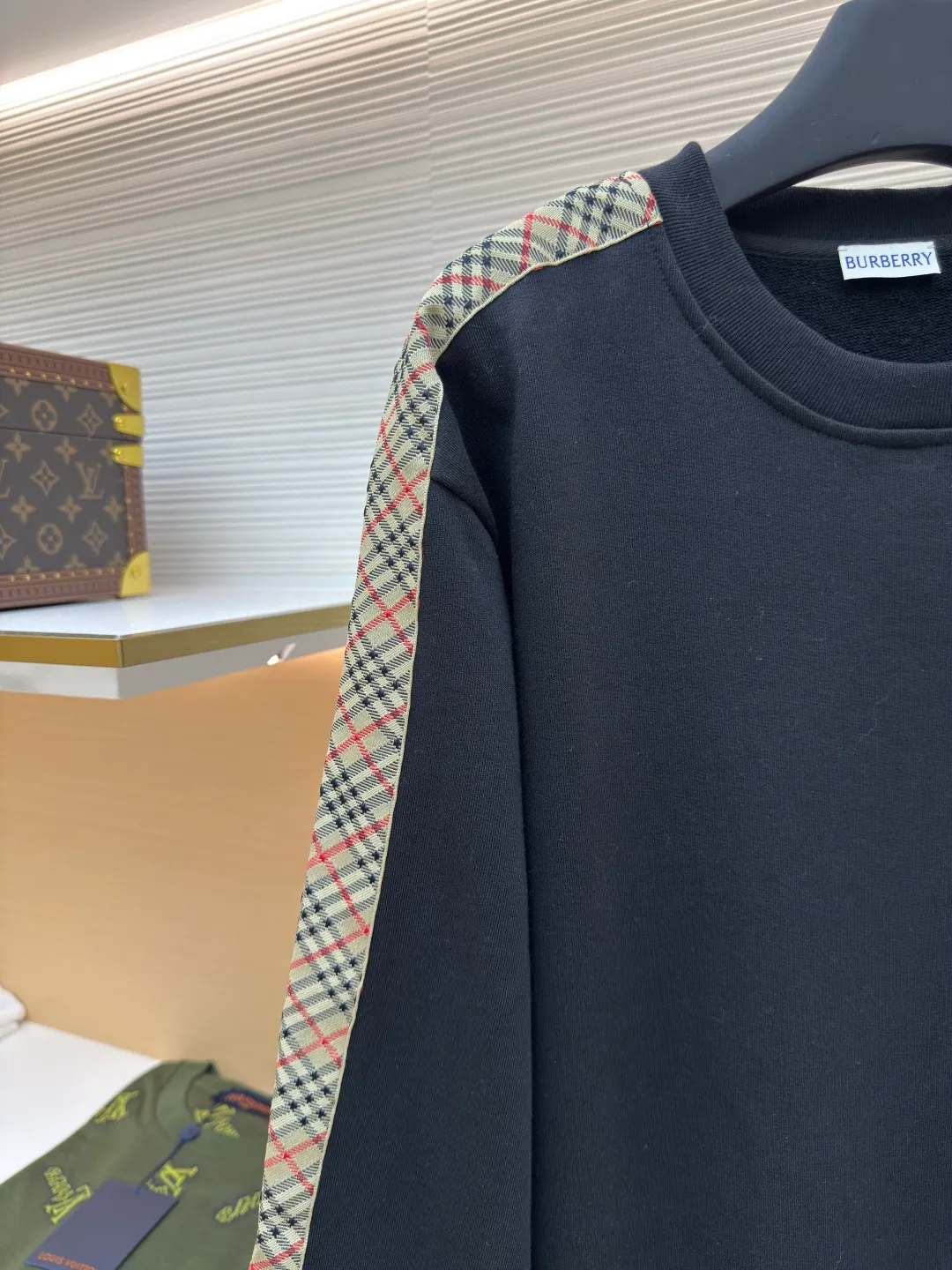 BURBERRY webbing trim round neck sweatshirt ●Authentic product: purchased and developed by 6143 ●Item number: 1680513-A85 ●Fabric: single-sided fish scale fabric ●Technology: selvedge production ●Version: fitted version ●Weight: about 666 grams ●Size: S-M-L-XL ●Description: A single-sided fish-scale cloth fabric woven with cotton as the base. The front is a smooth knitted surface, and the skin-contacting surface is formed into three-dimensional terry by the floating thread knitting technology of the knitting machine, which increases the fluffiness and has a delicate touch. The terry structure absorbs a large amount of water and evaporates quickly, so it is not easy to loosen and deform after repeated washing. By actively interfering with the shrinkage potential of cotton fibers, the fabric is able to transition from changeable to stable, improving dimensional stability while being less prone to deformation and wrinkles. The monochrome flat embroidery on the chest uses the high-precision calculation system of the computer embroidery machine to control the coordinated operation of the machine head, needle bar, and thread spool. The fabric frame moves accurately in the horizontal and vertical directions to form a stitch track. The upper and lower thread tensions are adjusted to ensure that the stitches are smooth and free of floating threads, forming a fine pattern with an error of ±0.1mm. The overall wiring is straight and delicate, the fabric is comfortable and soft, and the color is consistent without color difference. It can be matched with the same style to create a fashionable look and control various occasions. Customized accessories, complete with three standards, same style for men and women!