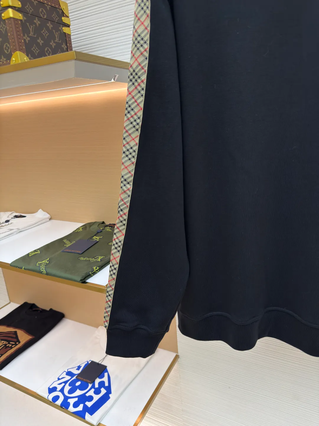 BURBERRY webbing trim round neck sweatshirt ●Authentic product: purchased and developed by 6143 ●Item number: 1680513-A85 ●Fabric: single-sided fish scale fabric ●Technology: selvedge production ●Version: fitted version ●Weight: about 666 grams ●Size: S-M-L-XL ●Description: A single-sided fish-scale cloth fabric woven with cotton as the base. The front is a smooth knitted surface, and the skin-contacting surface is formed into three-dimensional terry by the floating thread knitting technology of the knitting machine, which increases the fluffiness and has a delicate touch. The terry structure absorbs a large amount of water and evaporates quickly, so it is not easy to loosen and deform after repeated washing. By actively interfering with the shrinkage potential of cotton fibers, the fabric is able to transition from changeable to stable, improving dimensional stability while being less prone to deformation and wrinkles. The monochrome flat embroidery on the chest uses the high-precision calculation system of the computer embroidery machine to control the coordinated operation of the machine head, needle bar, and thread spool. The fabric frame moves accurately in the horizontal and vertical directions to form a stitch track. The upper and lower thread tensions are adjusted to ensure that the stitches are smooth and free of floating threads, forming a fine pattern with an error of ±0.1mm. The overall wiring is straight and delicate, the fabric is comfortable and soft, and the color is consistent without color difference. It can be matched with the same style to create a fashionable look and control various occasions. Customized accessories, complete with three standards, same style for men and women!