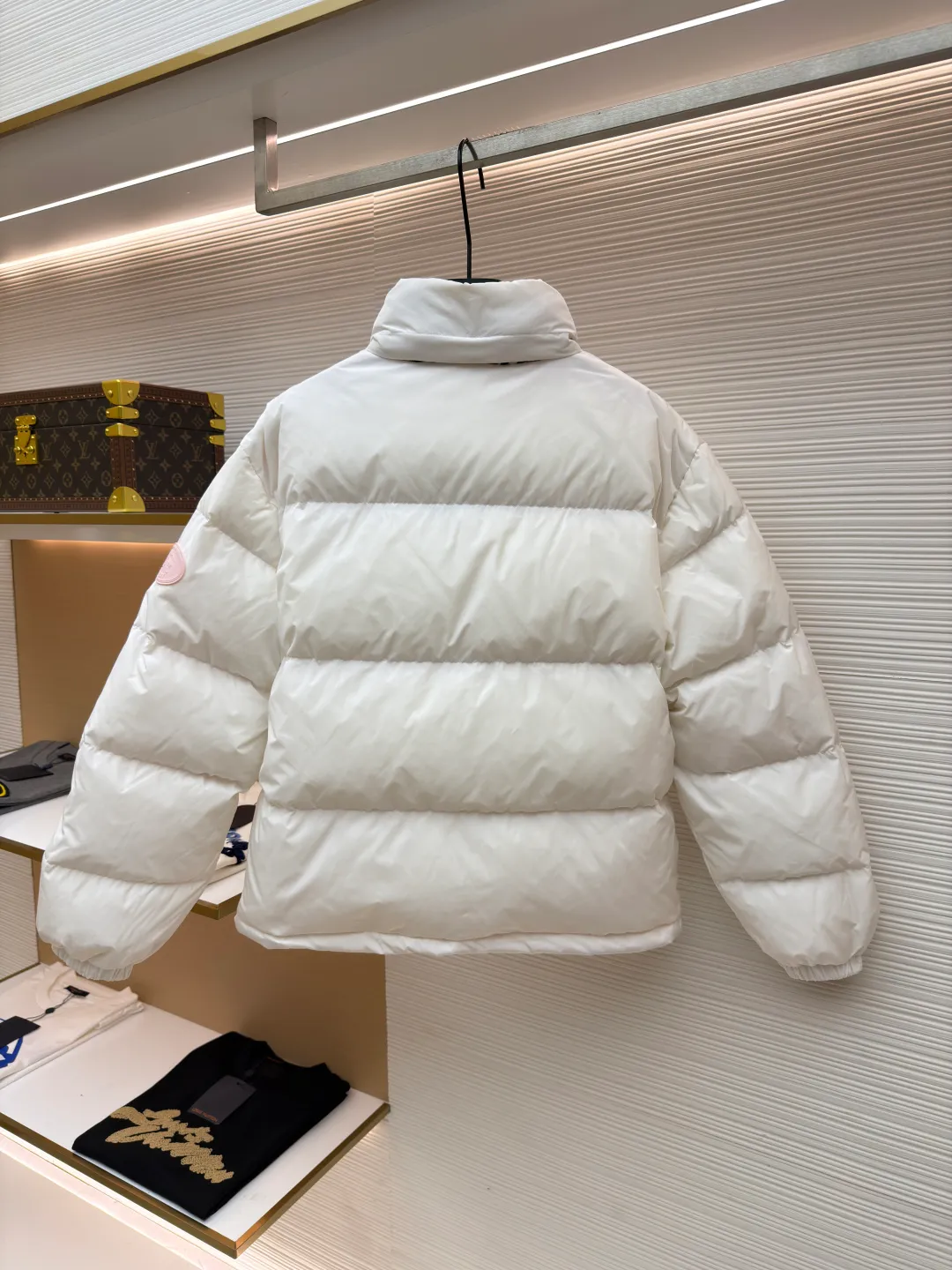 Burberry Hidden Hood Down Jacket [Women's Clothing] ●Original version: Purchased and developed for 14800 ●Item number: 1681159-D50 ●Fabric: white duck down fabric ●Technology: mechanical down filling ●Color: pink ●Version: fitted version ●Weight: about 805 grams ●Size: S-M-L ●Description: The front zipper and the edge of the detachable hood are decorated with the brand's signature plaid ribbon, a low-key interpretation of British aesthetics. The fitted silhouette adopts a conventional design and is suitable for various wearing scenarios. The chest is decorated with a knight's seal appliqué inspired by archive patterns from the 1980s, continuing the brand's deep historical heritage. The overall wiring is straight and delicate, the fabric is comfortable and soft, and the color is consistent without color difference. It can be matched with the same style to create a fashionable look and control various occasions. Customized accessories, complete with three standards, same style for men and women!
