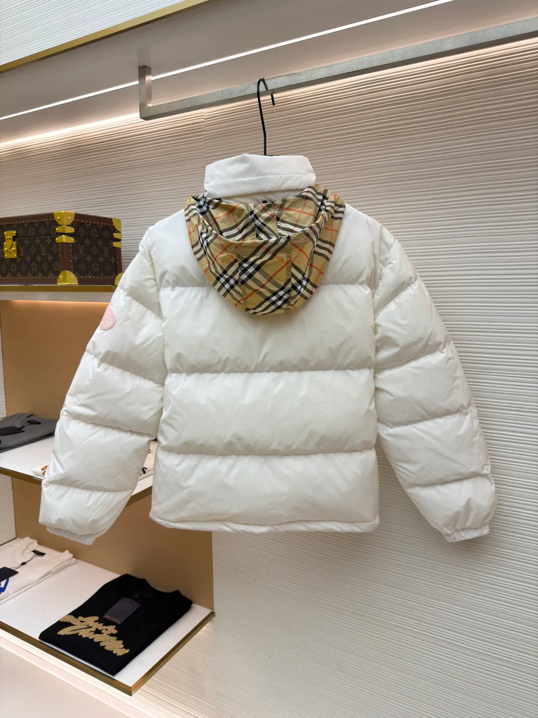 Burberry Hidden Hood Down Jacket [Women's Clothing] ●Original version: Purchased and developed for 14800 ●Item number: 1681159-D50 ●Fabric: white duck down fabric ●Technology: mechanical down filling ●Color: pink ●Version: fitted version ●Weight: about 805 grams ●Size: S-M-L ●Description: The front zipper and the edge of the detachable hood are decorated with the brand's signature plaid ribbon, a low-key interpretation of British aesthetics. The fitted silhouette adopts a conventional design and is suitable for various wearing scenarios. The chest is decorated with a knight's seal appliqué inspired by archive patterns from the 1980s, continuing the brand's deep historical heritage. The overall wiring is straight and delicate, the fabric is comfortable and soft, and the color is consistent without color difference. It can be matched with the same style to create a fashionable look and control various occasions. Customized accessories, complete with three standards, same style for men and women!
