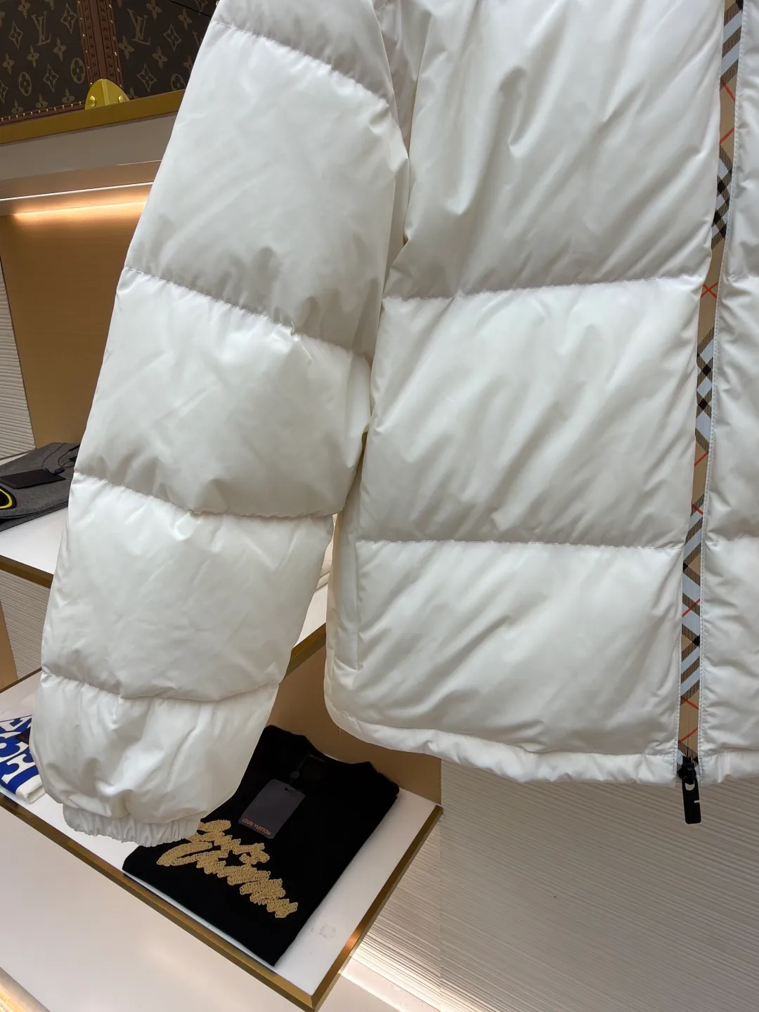 Burberry Hidden Hood Down Jacket [Women's Clothing] ●Original version: Purchased and developed for 14800 ●Item number: 1681159-D50 ●Fabric: white duck down fabric ●Technology: mechanical down filling ●Color: pink ●Version: fitted version ●Weight: about 805 grams ●Size: S-M-L ●Description: The front zipper and the edge of the detachable hood are decorated with the brand's signature plaid ribbon, a low-key interpretation of British aesthetics. The fitted silhouette adopts a conventional design and is suitable for various wearing scenarios. The chest is decorated with a knight's seal appliqué inspired by archive patterns from the 1980s, continuing the brand's deep historical heritage. The overall wiring is straight and delicate, the fabric is comfortable and soft, and the color is consistent without color difference. It can be matched with the same style to create a fashionable look and control various occasions. Customized accessories, complete with three standards, same style for men and women!