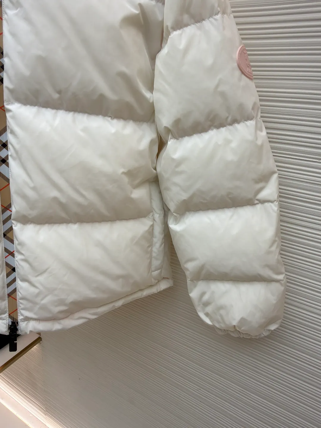Burberry Hidden Hood Down Jacket [Women's Clothing] ●Original version: Purchased and developed for 14800 ●Item number: 1681159-D50 ●Fabric: white duck down fabric ●Technology: mechanical down filling ●Color: pink ●Version: fitted version ●Weight: about 805 grams ●Size: S-M-L ●Description: The front zipper and the edge of the detachable hood are decorated with the brand's signature plaid ribbon, a low-key interpretation of British aesthetics. The fitted silhouette adopts a conventional design and is suitable for various wearing scenarios. The chest is decorated with a knight's seal appliqué inspired by archive patterns from the 1980s, continuing the brand's deep historical heritage. The overall wiring is straight and delicate, the fabric is comfortable and soft, and the color is consistent without color difference. It can be matched with the same style to create a fashionable look and control various occasions. Customized accessories, complete with three standards, same style for men and women!