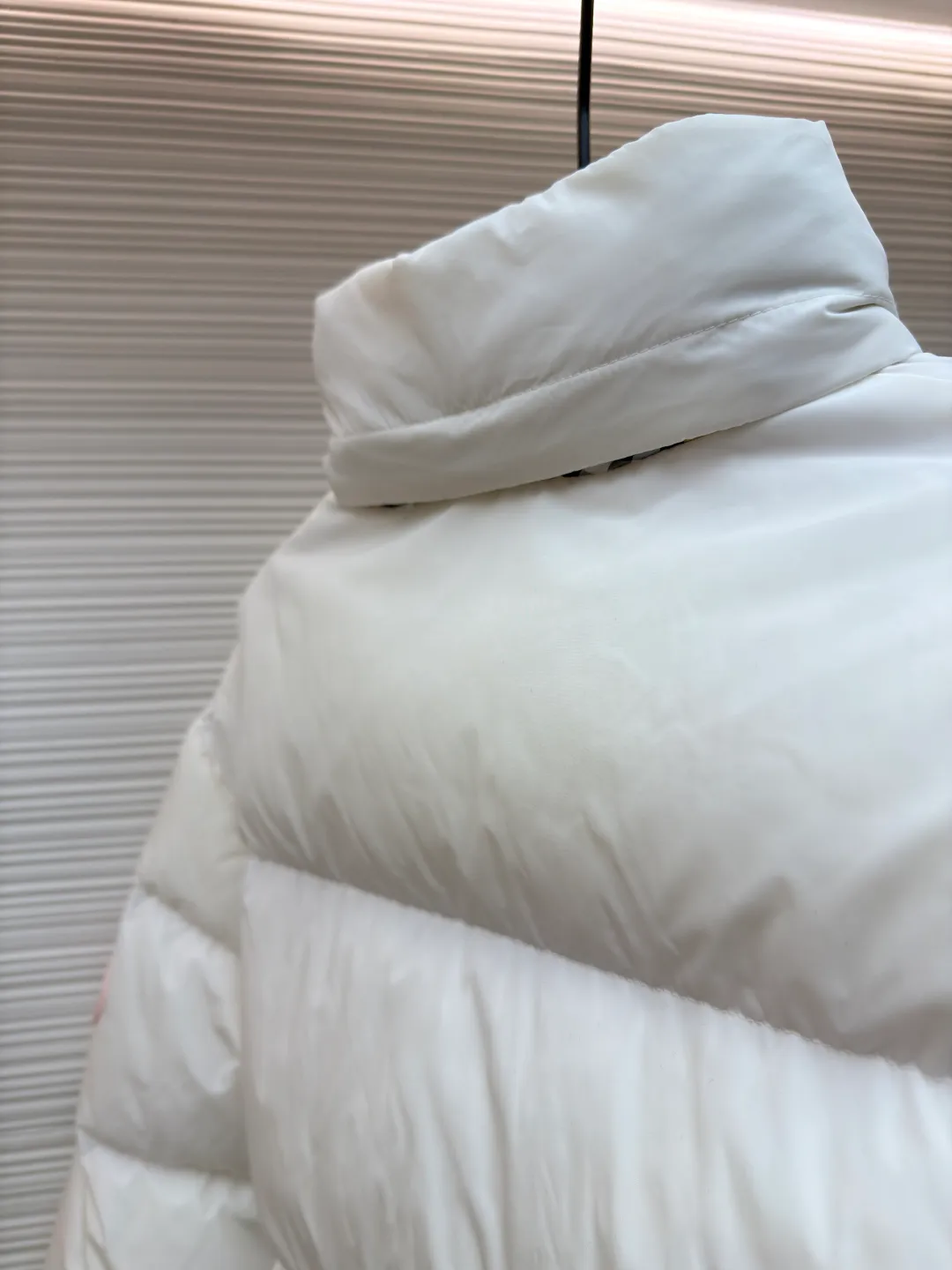 Burberry Hidden Hood Down Jacket [Women's Clothing] ●Original version: Purchased and developed for 14800 ●Item number: 1681159-D50 ●Fabric: white duck down fabric ●Technology: mechanical down filling ●Color: pink ●Version: fitted version ●Weight: about 805 grams ●Size: S-M-L ●Description: The front zipper and the edge of the detachable hood are decorated with the brand's signature plaid ribbon, a low-key interpretation of British aesthetics. The fitted silhouette adopts a conventional design and is suitable for various wearing scenarios. The chest is decorated with a knight's seal appliqué inspired by archive patterns from the 1980s, continuing the brand's deep historical heritage. The overall wiring is straight and delicate, the fabric is comfortable and soft, and the color is consistent without color difference. It can be matched with the same style to create a fashionable look and control various occasions. Customized accessories, complete with three standards, same style for men and women!