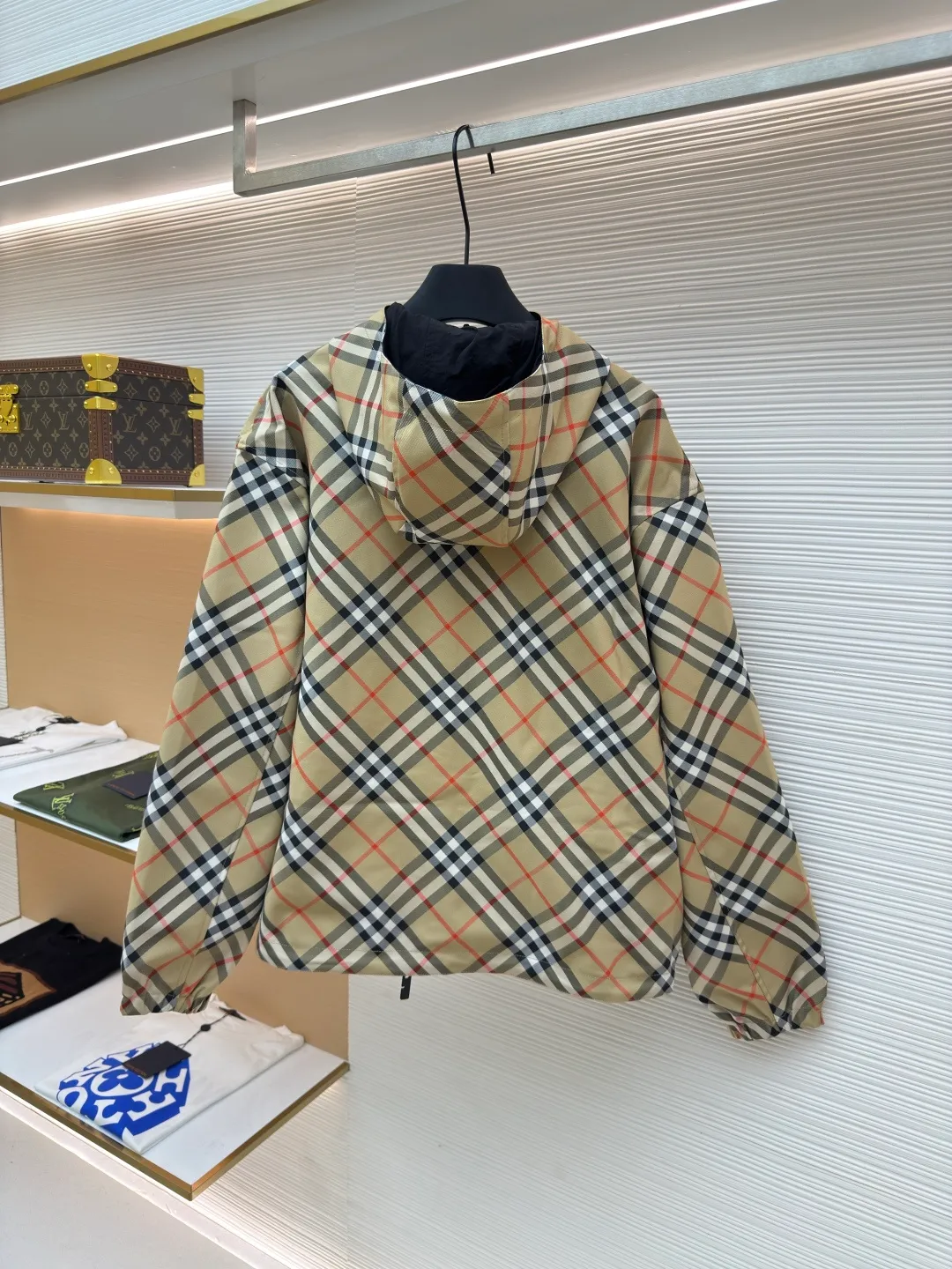 BURBERRY reversible jacket with twill pattern embroidery ●Authentic product: Purchased and developed by 8248 ●Item number: 1680600-c10 ●Fabric: woven fabric ●Technology: Made on positioning cutting machine ●Version: fitted version ●Weight: about 800 grams ●Size: S-M-L-XL ●Description: High-density woven fabric woven from 100% polyester fiber. It has the characteristics of high strength, anti-wrinkle and quick-drying. The high-density weave increases its durability and windproofness. It has good breathability and a subtle texture on the surface. The properties of the fabric make the appearance more crisp, the colors saturated, and the texture enhanced. The fabric made of 100% nylon fiber is known for its excellent wear resistance, excellent soft touch and relatively good elasticity. The relatively light quality makes the whole thing lighter and will not increase the burden of wearing due to the double-sided design. Use positioning cutting machine equipment to accurately cut fabrics, and improve overall quality through optical positioning and mechanical positioning. Ensure that every product meets the high standards of alignment. During the sewing process, the master will always ensure that each piece of fabric can be aligned and aligned after being connected, which also greatly increases the process time. The overall wiring is straight and delicate, the fabric is comfortable and soft, and the color is consistent without color difference. It can be matched with the same style to create a fashionable look and control various occasions. Customized accessories, complete with three standards, same style for men and women!