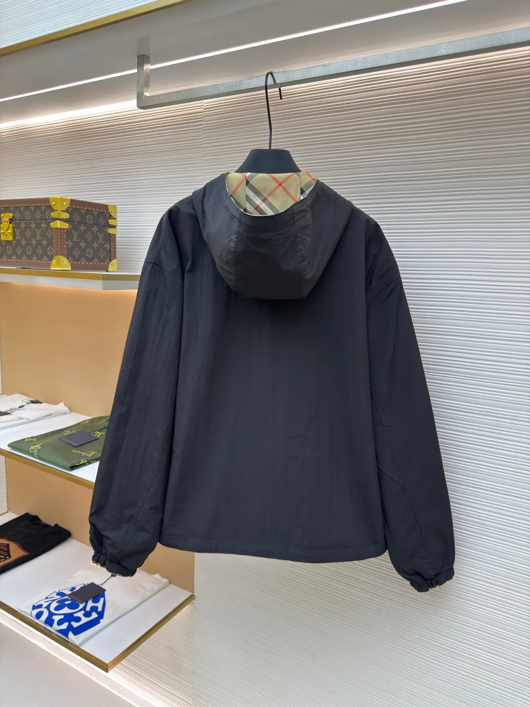 BURBERRY reversible jacket with twill pattern embroidery ●Authentic product: Purchased and developed by 8248 ●Item number: 1680600-c10 ●Fabric: woven fabric ●Technology: Made on positioning cutting machine ●Version: fitted version ●Weight: about 800 grams ●Size: S-M-L-XL ●Description: High-density woven fabric woven from 100% polyester fiber. It has the characteristics of high strength, anti-wrinkle and quick-drying. The high-density weave increases its durability and windproofness. It has good breathability and a subtle texture on the surface. The properties of the fabric make the appearance more crisp, the colors saturated, and the texture enhanced. The fabric made of 100% nylon fiber is known for its excellent wear resistance, excellent soft touch and relatively good elasticity. The relatively light quality makes the whole thing lighter and will not increase the burden of wearing due to the double-sided design. Use positioning cutting machine equipment to accurately cut fabrics, and improve overall quality through optical positioning and mechanical positioning. Ensure that every product meets the high standards of alignment. During the sewing process, the master will always ensure that each piece of fabric can be aligned and aligned after being connected, which also greatly increases the process time. The overall wiring is straight and delicate, the fabric is comfortable and soft, and the color is consistent without color difference. It can be matched with the same style to create a fashionable look and control various occasions. Customized accessories, complete with three standards, same style for men and women!