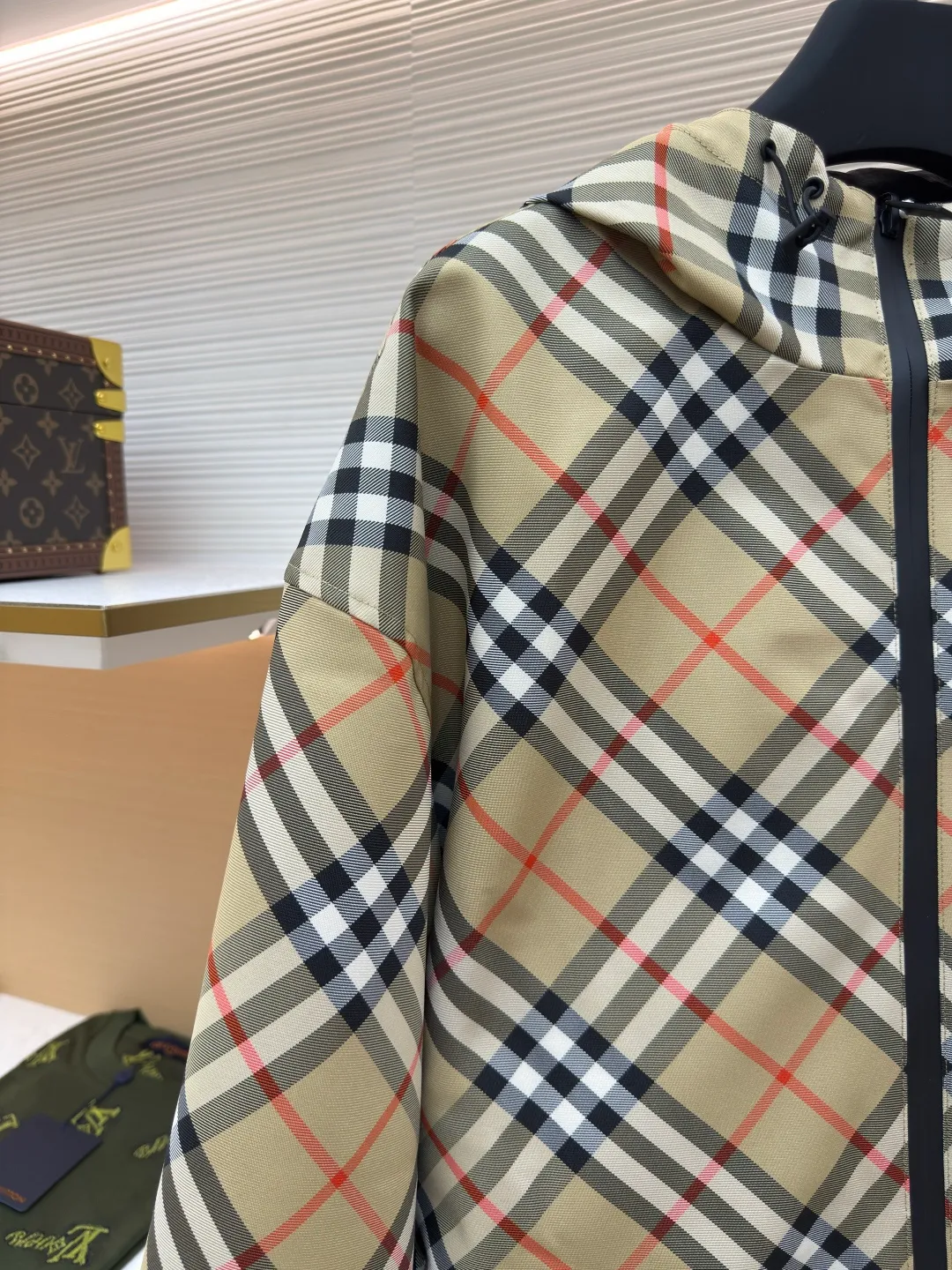 BURBERRY reversible jacket with twill pattern embroidery ●Authentic product: Purchased and developed by 8248 ●Item number: 1680600-c10 ●Fabric: woven fabric ●Technology: Made on positioning cutting machine ●Version: fitted version ●Weight: about 800 grams ●Size: S-M-L-XL ●Description: High-density woven fabric woven from 100% polyester fiber. It has the characteristics of high strength, anti-wrinkle and quick-drying. The high-density weave increases its durability and windproofness. It has good breathability and a subtle texture on the surface. The properties of the fabric make the appearance more crisp, the colors saturated, and the texture enhanced. The fabric made of 100% nylon fiber is known for its excellent wear resistance, excellent soft touch and relatively good elasticity. The relatively light quality makes the whole thing lighter and will not increase the burden of wearing due to the double-sided design. Use positioning cutting machine equipment to accurately cut fabrics, and improve overall quality through optical positioning and mechanical positioning. Ensure that every product meets the high standards of alignment. During the sewing process, the master will always ensure that each piece of fabric can be aligned and aligned after being connected, which also greatly increases the process time. The overall wiring is straight and delicate, the fabric is comfortable and soft, and the color is consistent without color difference. It can be matched with the same style to create a fashionable look and control various occasions. Customized accessories, complete with three standards, same style for men and women!