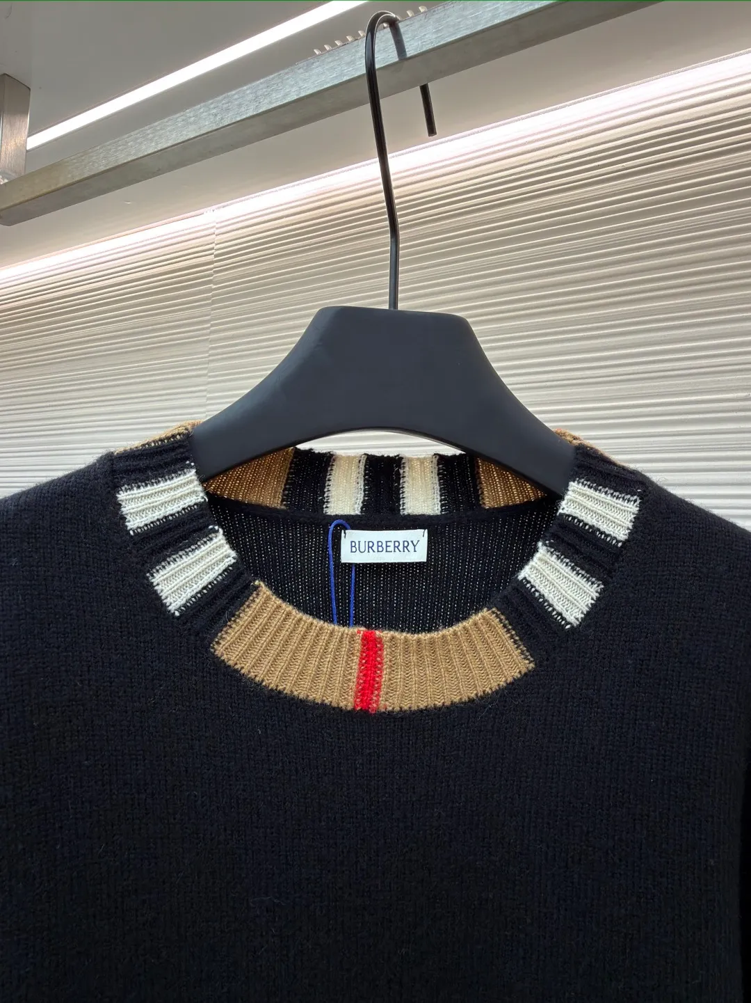 Burberry plaid wool sweater ●Original version: purchased and developed in 1909 ●Item number: 1680873-B15 ●Fabric: wool blended fabric ●Technology: knitting ●Version: fitted version ●Weight: about 475 grams ●Size: S-M-L ●Description: Each sweater has gone through more than ten processes including flat knitting, manual seam removal, 108 precise hook threads, sleeve stitching, gentle laundering, three-dimensional ironing, and strict quality inspection. Every detail is included. The imported 9-needle flat knitting machine takes 105 minutes to precisely knit, ensuring clear lines and crisp patterns, giving the fabric a uniform texture and a flexible texture. The wool yarn is carefully selected from 35% warm wool + 50% tough nylon + 15% soft acrylic. The scientific proportion of the three fibers takes into account the warmth and fluffiness of wool, the wear-resistant and anti-wrinkle of nylon, and the skin-friendly softness of acrylic, creating a sweater that is light, non-stuck, not easily deformed, and versatile for daily use. It is recommended to hand wash in cold water below 30°C, use neutral detergent to gently wash, and lay flat to dry. Avoid machine washing, drying and high-temperature soaking to prevent friction, pilling and shrinkage, and maintain a delicate touch for a long time. The overall wiring is straight and delicate, the fabric is comfortable and soft, and the color is consistent without color difference. It can be matched with the same style to create a fashionable look and control various occasions. Customized accessories, complete with three standards, same style for men and women!