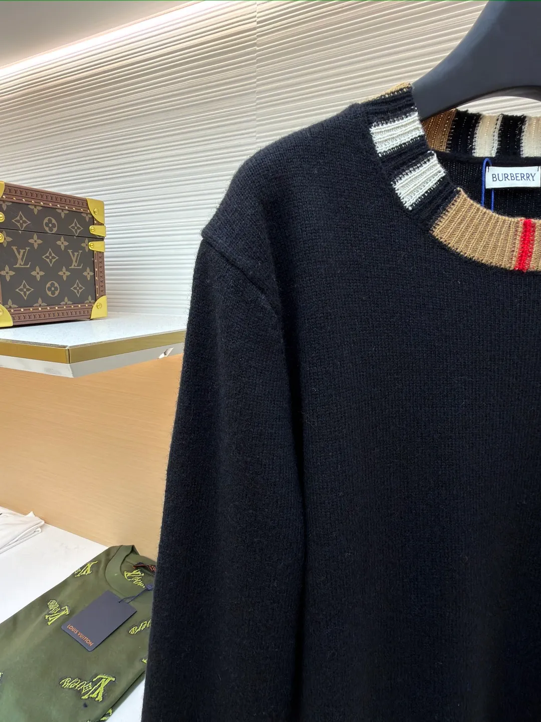Burberry plaid wool sweater ●Original version: purchased and developed in 1909 ●Item number: 1680873-B15 ●Fabric: wool blended fabric ●Technology: knitting ●Version: fitted version ●Weight: about 475 grams ●Size: S-M-L ●Description: Each sweater has gone through more than ten processes including flat knitting, manual seam removal, 108 precise hook threads, sleeve stitching, gentle laundering, three-dimensional ironing, and strict quality inspection. Every detail is included. The imported 9-needle flat knitting machine takes 105 minutes to precisely knit, ensuring clear lines and crisp patterns, giving the fabric a uniform texture and a flexible texture. The wool yarn is carefully selected from 35% warm wool + 50% tough nylon + 15% soft acrylic. The scientific proportion of the three fibers takes into account the warmth and fluffiness of wool, the wear-resistant and anti-wrinkle of nylon, and the skin-friendly softness of acrylic, creating a sweater that is light, non-stuck, not easily deformed, and versatile for daily use. It is recommended to hand wash in cold water below 30°C, use neutral detergent to gently wash, and lay flat to dry. Avoid machine washing, drying and high-temperature soaking to prevent friction, pilling and shrinkage, and maintain a delicate touch for a long time. The overall wiring is straight and delicate, the fabric is comfortable and soft, and the color is consistent without color difference. It can be matched with the same style to create a fashionable look and control various occasions. Customized accessories, complete with three standards, same style for men and women!