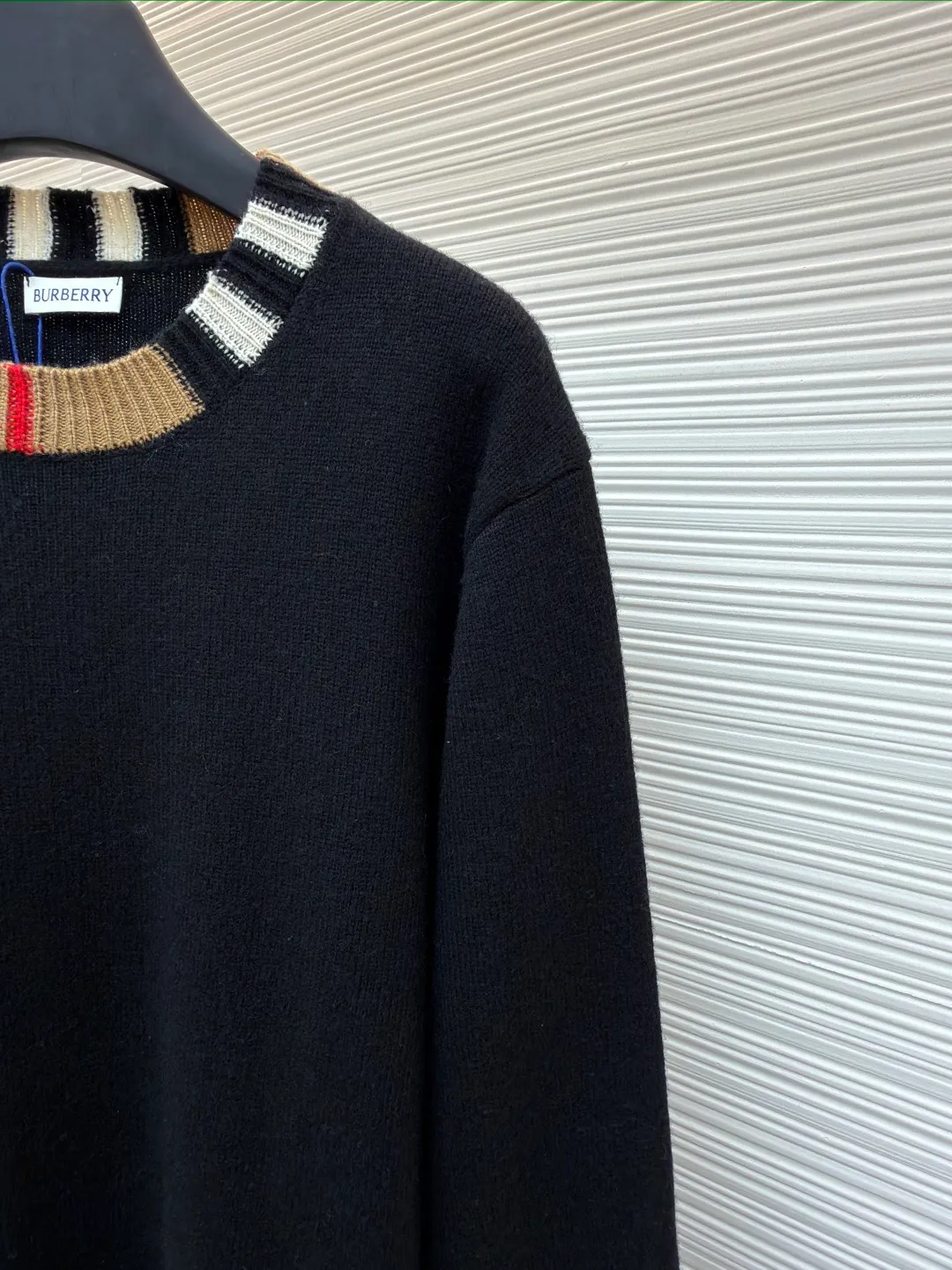 Burberry plaid wool sweater ●Original version: purchased and developed in 1909 ●Item number: 1680873-B15 ●Fabric: wool blended fabric ●Technology: knitting ●Version: fitted version ●Weight: about 475 grams ●Size: S-M-L ●Description: Each sweater has gone through more than ten processes including flat knitting, manual seam removal, 108 precise hook threads, sleeve stitching, gentle laundering, three-dimensional ironing, and strict quality inspection. Every detail is included. The imported 9-needle flat knitting machine takes 105 minutes to precisely knit, ensuring clear lines and crisp patterns, giving the fabric a uniform texture and a flexible texture. The wool yarn is carefully selected from 35% warm wool + 50% tough nylon + 15% soft acrylic. The scientific proportion of the three fibers takes into account the warmth and fluffiness of wool, the wear-resistant and anti-wrinkle of nylon, and the skin-friendly softness of acrylic, creating a sweater that is light, non-stuck, not easily deformed, and versatile for daily use. It is recommended to hand wash in cold water below 30°C, use neutral detergent to gently wash, and lay flat to dry. Avoid machine washing, drying and high-temperature soaking to prevent friction, pilling and shrinkage, and maintain a delicate touch for a long time. The overall wiring is straight and delicate, the fabric is comfortable and soft, and the color is consistent without color difference. It can be matched with the same style to create a fashionable look and control various occasions. Customized accessories, complete with three standards, same style for men and women!