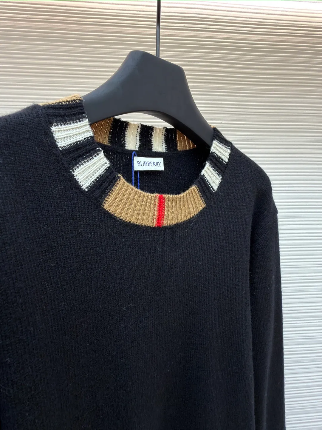 Burberry plaid wool sweater ●Original version: purchased and developed in 1909 ●Item number: 1680873-B15 ●Fabric: wool blended fabric ●Technology: knitting ●Version: fitted version ●Weight: about 475 grams ●Size: S-M-L ●Description: Each sweater has gone through more than ten processes including flat knitting, manual seam removal, 108 precise hook threads, sleeve stitching, gentle laundering, three-dimensional ironing, and strict quality inspection. Every detail is included. The imported 9-needle flat knitting machine takes 105 minutes to precisely knit, ensuring clear lines and crisp patterns, giving the fabric a uniform texture and a flexible texture. The wool yarn is carefully selected from 35% warm wool + 50% tough nylon + 15% soft acrylic. The scientific proportion of the three fibers takes into account the warmth and fluffiness of wool, the wear-resistant and anti-wrinkle of nylon, and the skin-friendly softness of acrylic, creating a sweater that is light, non-stuck, not easily deformed, and versatile for daily use. It is recommended to hand wash in cold water below 30°C, use neutral detergent to gently wash, and lay flat to dry. Avoid machine washing, drying and high-temperature soaking to prevent friction, pilling and shrinkage, and maintain a delicate touch for a long time. The overall wiring is straight and delicate, the fabric is comfortable and soft, and the color is consistent without color difference. It can be matched with the same style to create a fashionable look and control various occasions. Customized accessories, complete with three standards, same style for men and women!