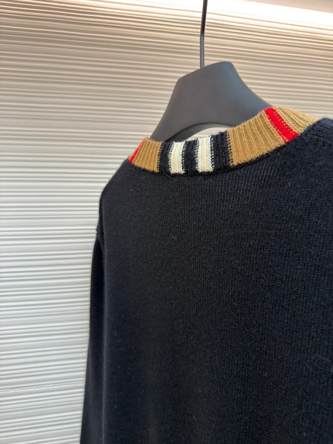 Burberry plaid wool sweater ●Original version: purchased and developed in 1909 ●Item number: 1680873-B15 ●Fabric: wool blended fabric ●Technology: knitting ●Version: fitted version ●Weight: about 475 grams ●Size: S-M-L ●Description: Each sweater has gone through more than ten processes including flat knitting, manual seam removal, 108 precise hook threads, sleeve stitching, gentle laundering, three-dimensional ironing, and strict quality inspection. Every detail is included. The imported 9-needle flat knitting machine takes 105 minutes to precisely knit, ensuring clear lines and crisp patterns, giving the fabric a uniform texture and a flexible texture. The wool yarn is carefully selected from 35% warm wool + 50% tough nylon + 15% soft acrylic. The scientific proportion of the three fibers takes into account the warmth and fluffiness of wool, the wear-resistant and anti-wrinkle of nylon, and the skin-friendly softness of acrylic, creating a sweater that is light, non-stuck, not easily deformed, and versatile for daily use. It is recommended to hand wash in cold water below 30°C, use neutral detergent to gently wash, and lay flat to dry. Avoid machine washing, drying and high-temperature soaking to prevent friction, pilling and shrinkage, and maintain a delicate touch for a long time. The overall wiring is straight and delicate, the fabric is comfortable and soft, and the color is consistent without color difference. It can be matched with the same style to create a fashionable look and control various occasions. Customized accessories, complete with three standards, same style for men and women!