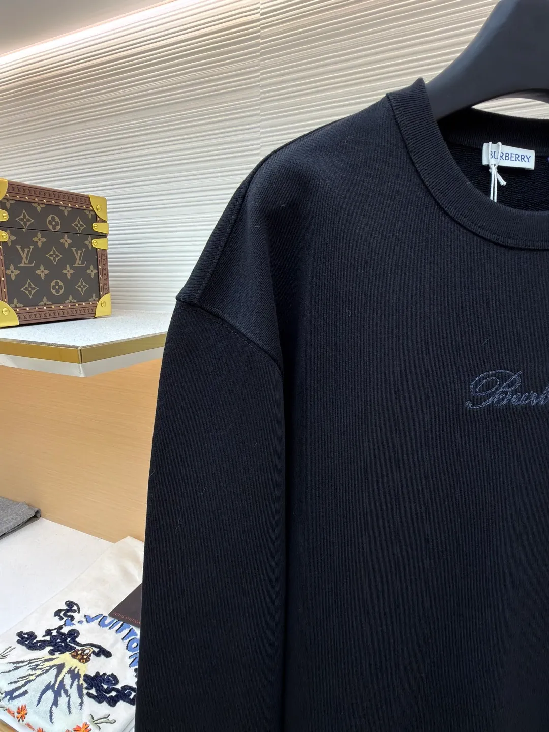 Burberry Back Plaid Round Neck Short Sleeve ●Original version: Purchased and developed at 5330 ●Item number: 1681667-A65 ●Fabric: pure cotton fish scale base fabric ●Technology: chain stitch embroidery production ●Color: black ●Version: fitted version ●Weight: about 735 grams ●Size: XS-S-M-L ●Description: The fabric is made of 16S single yarn + 10S single yarn, 470g; matched with 21S 2*2 stretch rib; 470g. Made of turned-over terry cotton fabric, the terry loops formed during weaving are uniformly brushed in the post-finishing process, so that a layer of uniform, rich and soft velvet is formed inside the fabric. It has excellent warmth retention and skin-fitting comfort; while the outside has a slightly frosted flat appearance and a thick and stiff texture. The chest and back are embellished with letter logo embroidery, forming a visual rhythm that echoes the front and back, both presented through chain stitch embroidery technology. These logos also use high-precision embroidery technology to ensure clear edges, strong and durable. Unique embroidery technique, its stitches are interlocking like a chain, making it more three-dimensional, softer to the touch, and has a unique texture and luster. Presenting the classic plaid pattern with this process is an innovative deconstruction of the traditional elements of the brand. It transforms the original flat pattern into a three-dimensional texture with handicraft warmth, which greatly enhances the sophistication and value of the design. The overall wiring is straight and delicate, the fabric is comfortable and soft, and the color is consistent without color difference. It can be matched with the same style to create a fashionable look and control various occasions. Customized accessories, complete with three standards, same style for men and women!