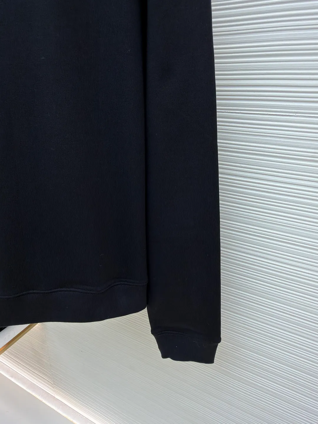 Burberry Back Plaid Round Neck Short Sleeve ●Original version: Purchased and developed at 5330 ●Item number: 1681667-A65 ●Fabric: pure cotton fish scale base fabric ●Technology: chain stitch embroidery production ●Color: black ●Version: fitted version ●Weight: about 735 grams ●Size: XS-S-M-L ●Description: The fabric is made of 16S single yarn + 10S single yarn, 470g; matched with 21S 2*2 stretch rib; 470g. Made of turned-over terry cotton fabric, the terry loops formed during weaving are uniformly brushed in the post-finishing process, so that a layer of uniform, rich and soft velvet is formed inside the fabric. It has excellent warmth retention and skin-fitting comfort; while the outside has a slightly frosted flat appearance and a thick and stiff texture. The chest and back are embellished with letter logo embroidery, forming a visual rhythm that echoes the front and back, both presented through chain stitch embroidery technology. These logos also use high-precision embroidery technology to ensure clear edges, strong and durable. Unique embroidery technique, its stitches are interlocking like a chain, making it more three-dimensional, softer to the touch, and has a unique texture and luster. Presenting the classic plaid pattern with this process is an innovative deconstruction of the traditional elements of the brand. It transforms the original flat pattern into a three-dimensional texture with handicraft warmth, which greatly enhances the sophistication and value of the design. The overall wiring is straight and delicate, the fabric is comfortable and soft, and the color is consistent without color difference. It can be matched with the same style to create a fashionable look and control various occasions. Customized accessories, complete with three standards, same style for men and women!